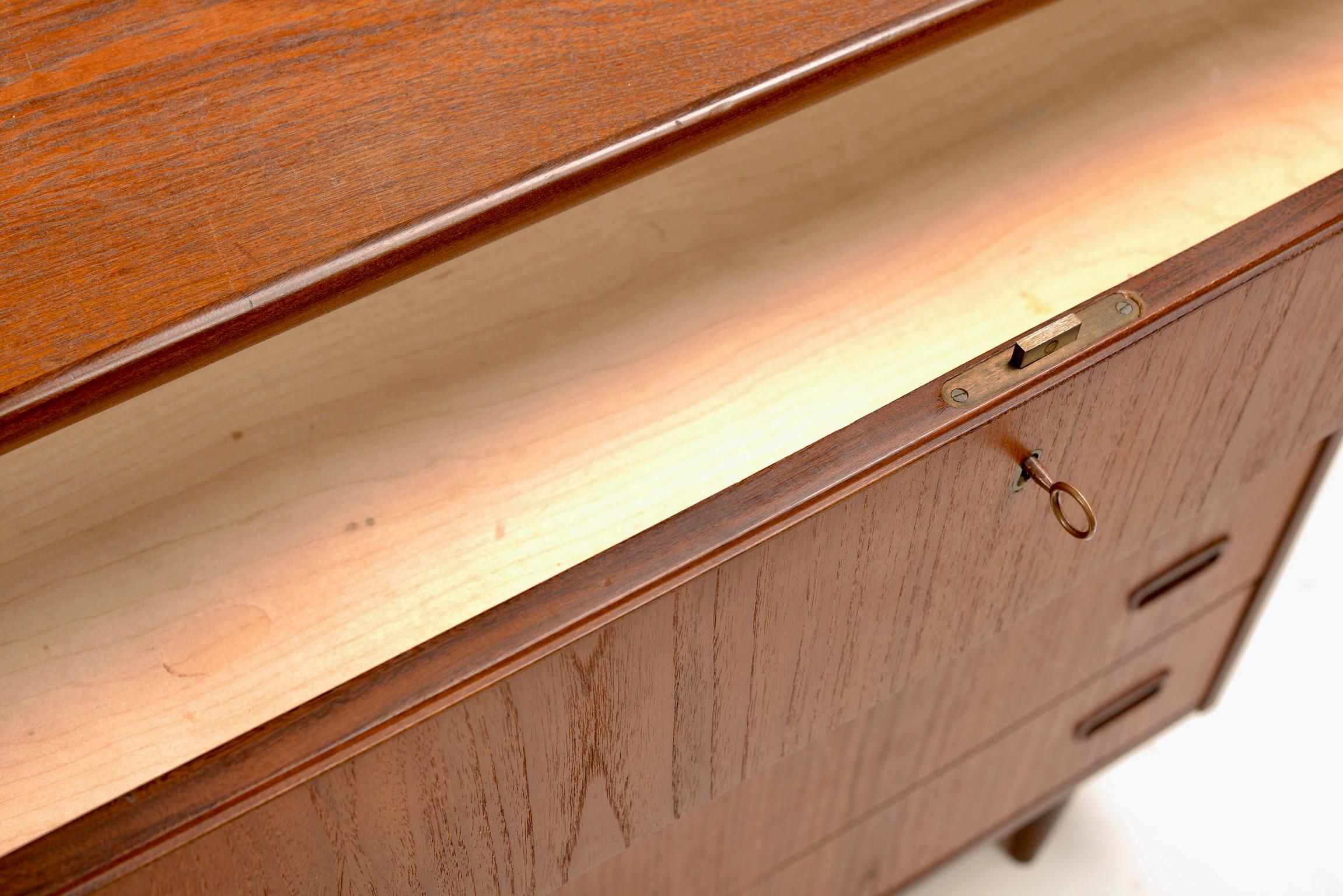 Metà XX secolo Comò classico Mid Century Modern in teak Tall Boy in vendita