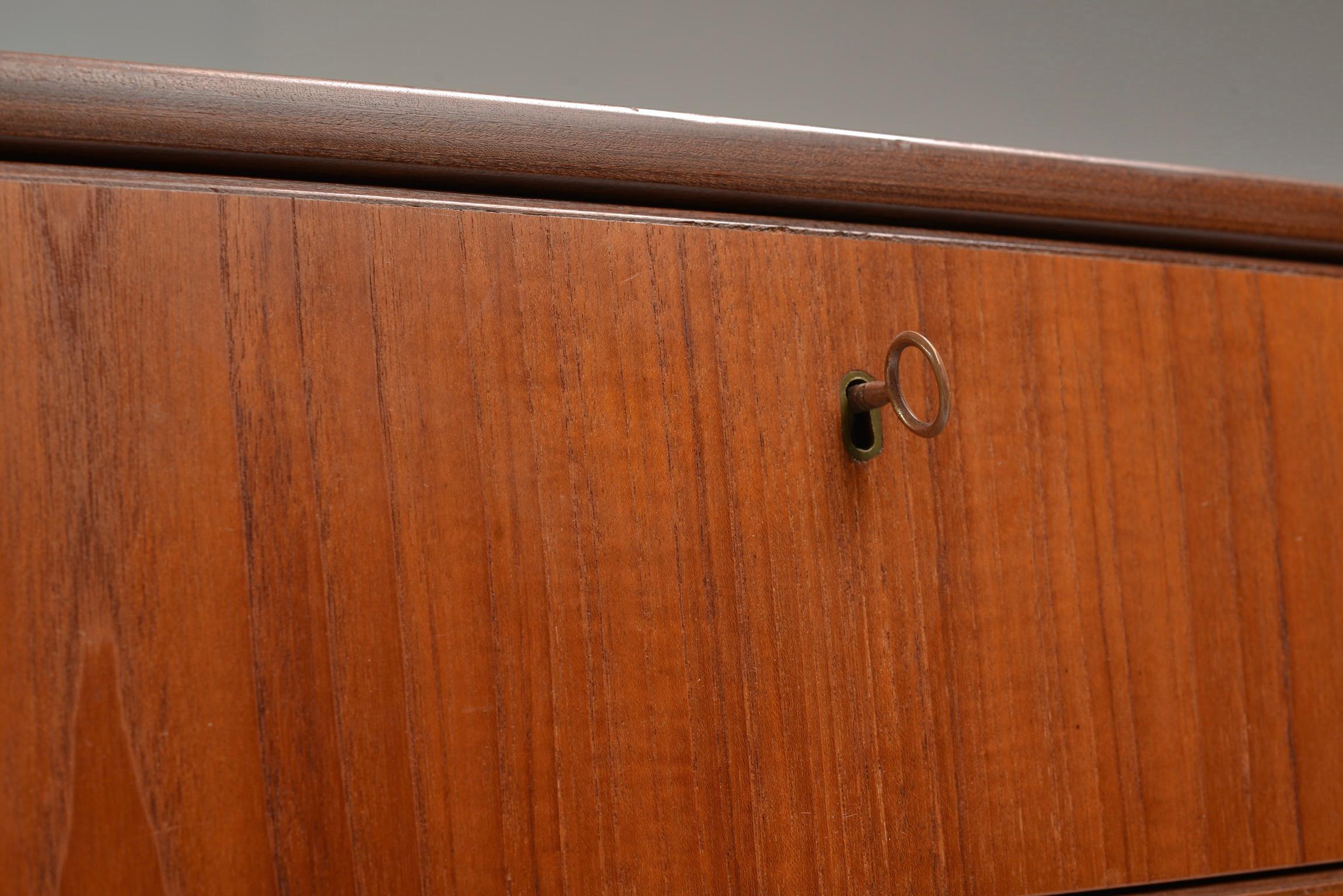 Ottone Comò classico Mid Century Modern in teak Tall Boy in vendita