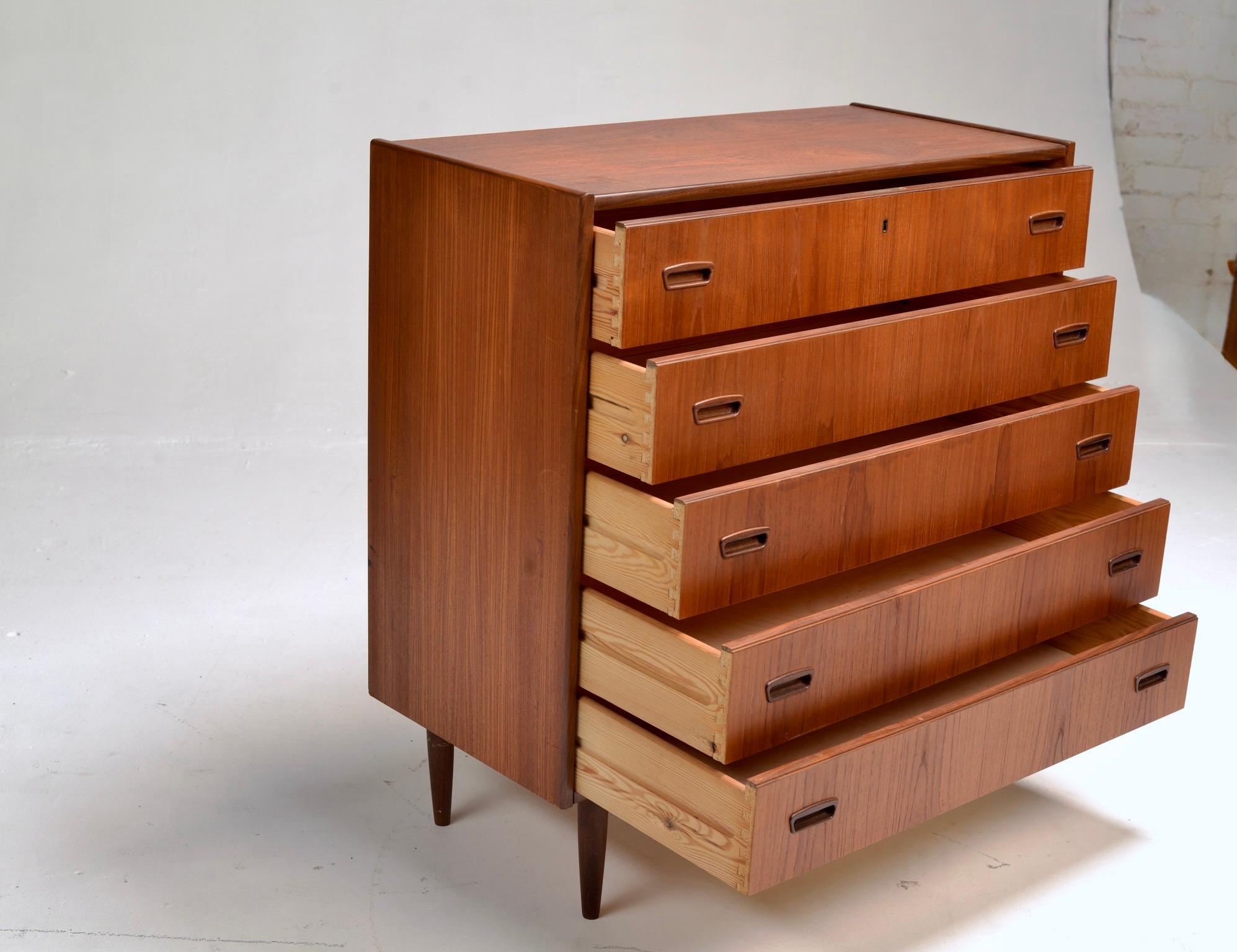 Comò classico Mid Century Modern in teak Tall Boy in vendita 1