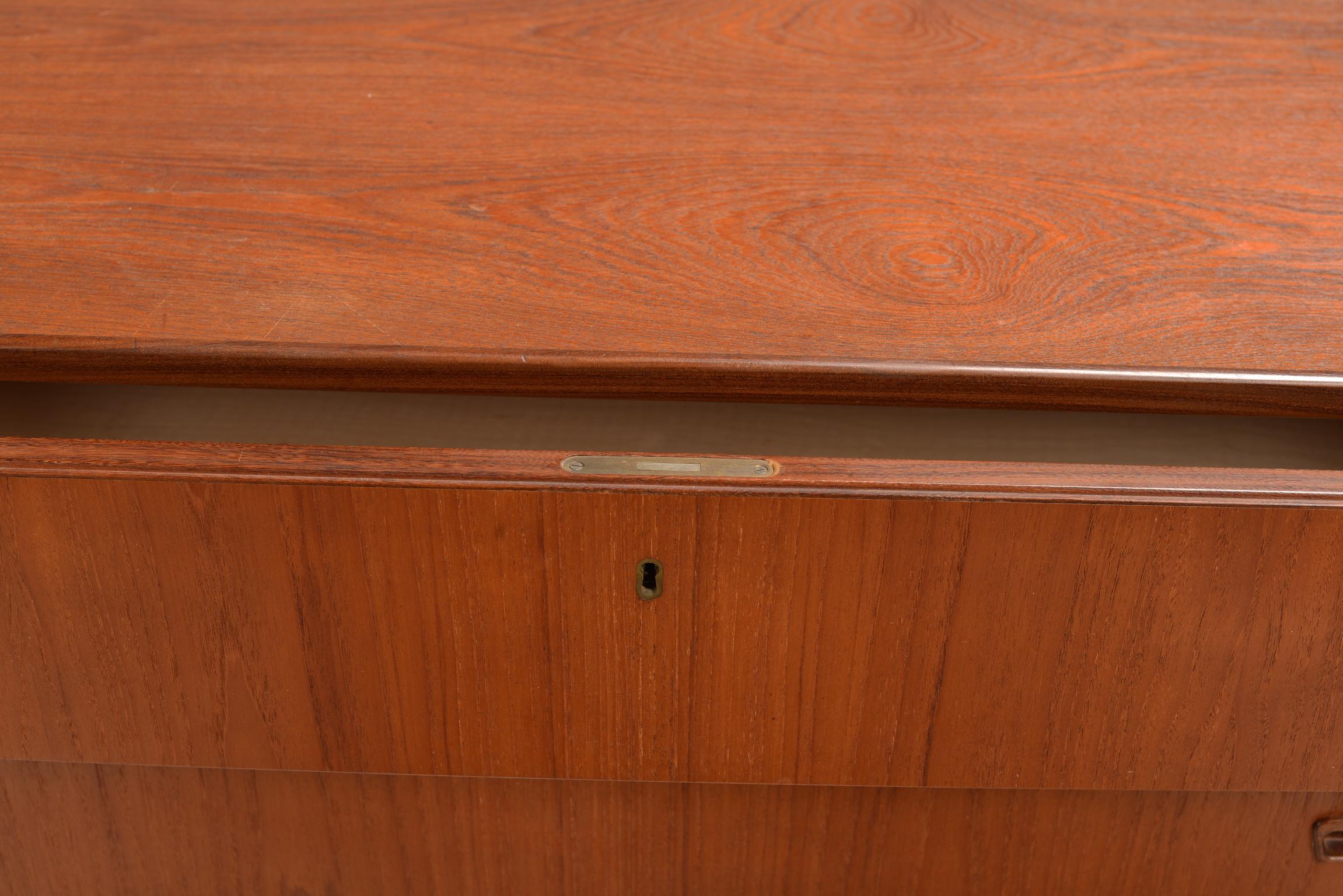 Comò classico Mid Century Modern in teak Tall Boy in vendita 2