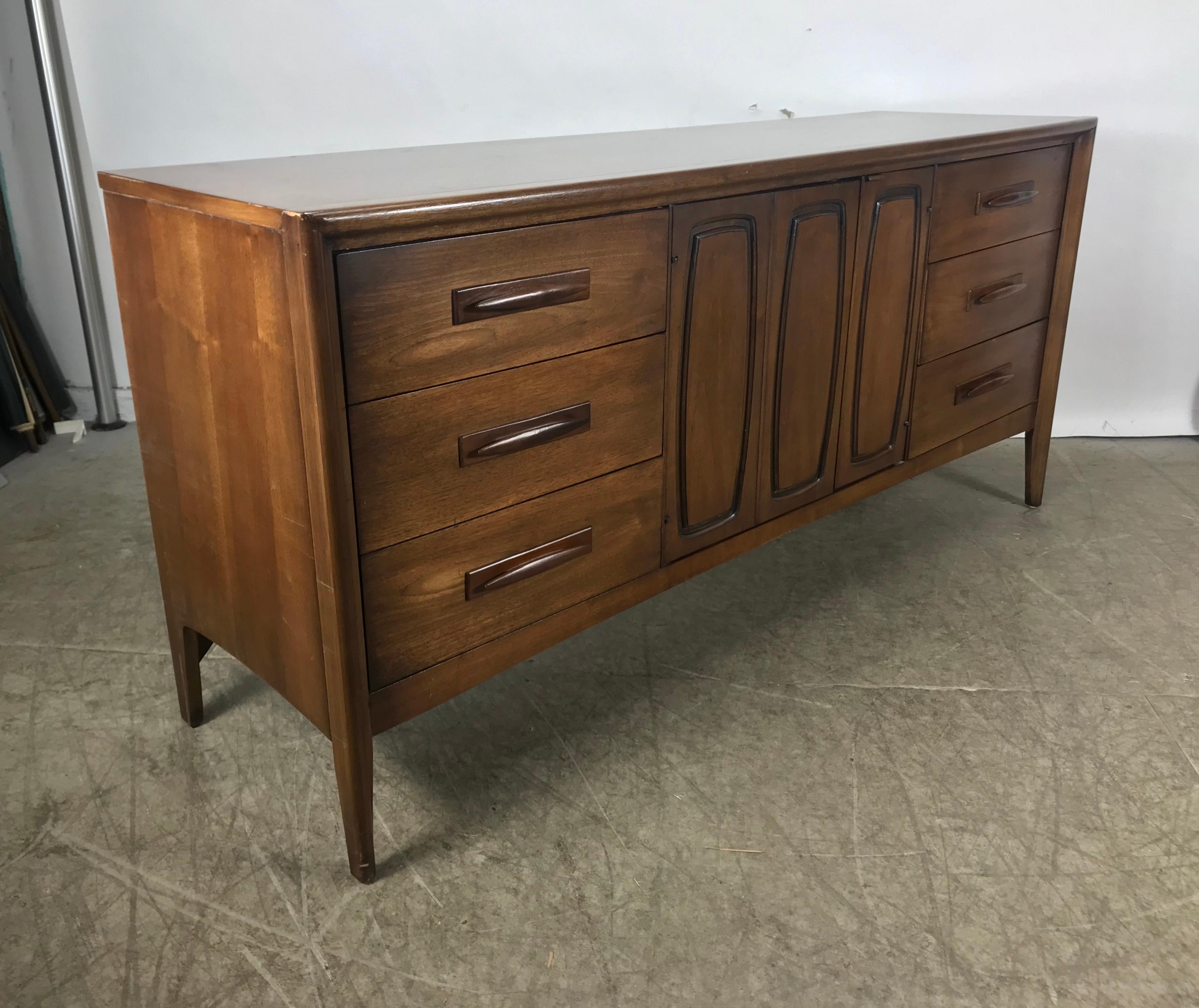 Classic Mid-Century Modern Walnut 9-Drawer Dresser by Broyhill Premier In Good Condition In Buffalo, NY