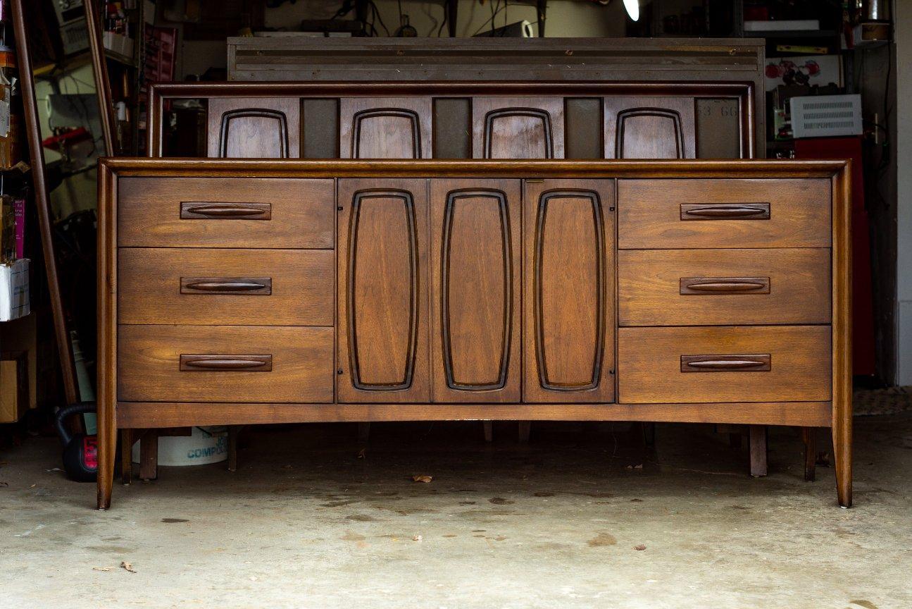 Classic Mid-Century Modern Walnut 9-Drawer Dresser by Broyhill Premier 1