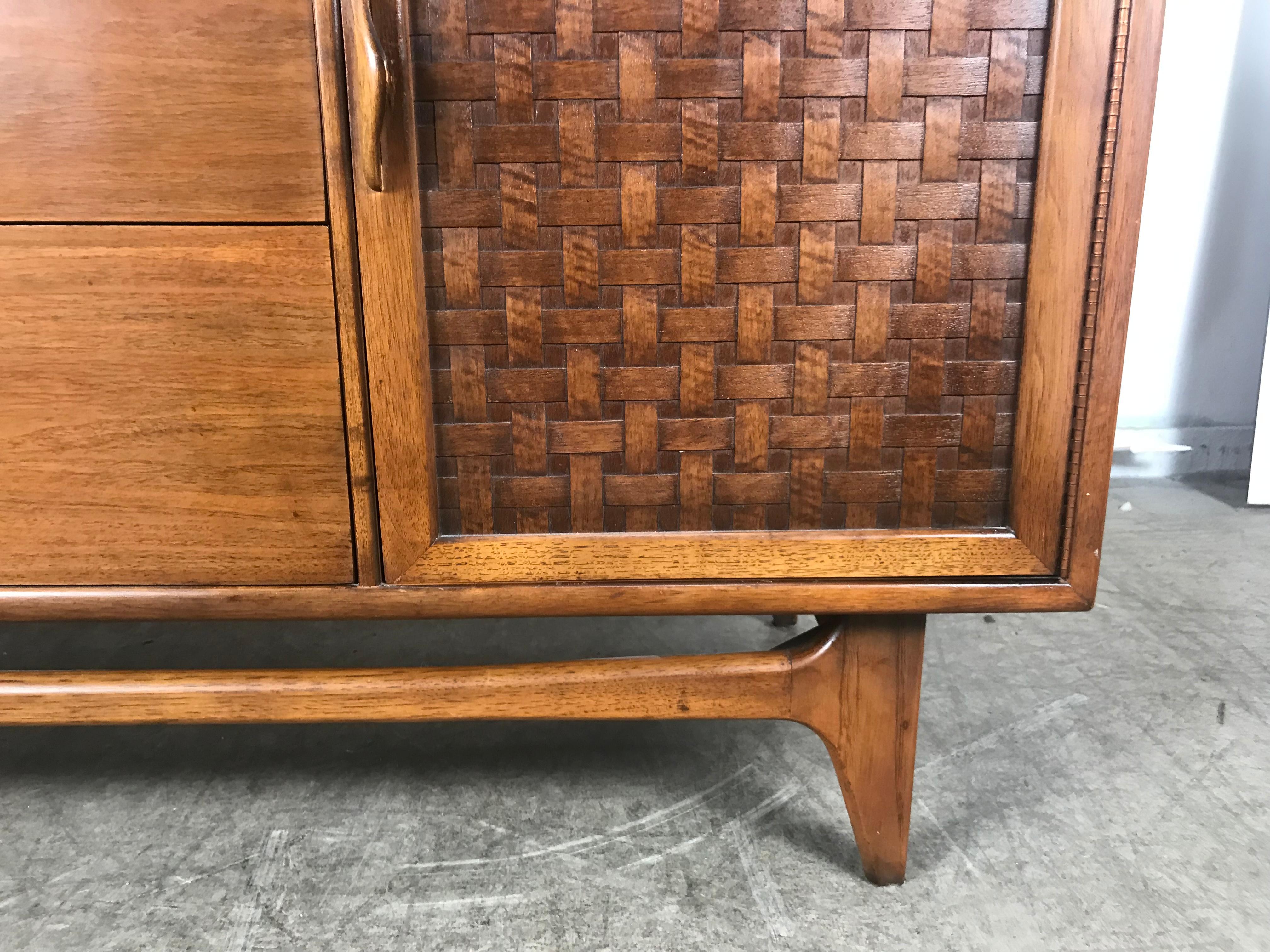 Classic Mid-Century Modern Walnut Server by Warren Church for Lane In Good Condition For Sale In Buffalo, NY