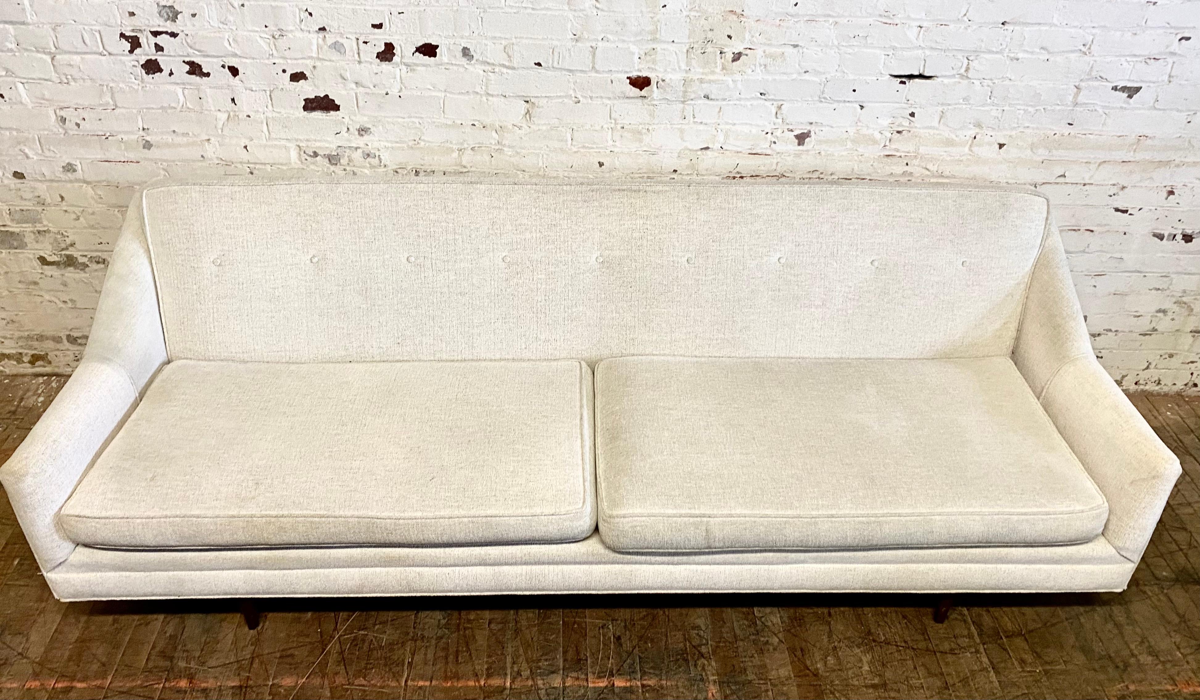 Klassisches Mid-Century Modernist-Sofa, nach Paul McCobb.  im Zustand „Gut“ im Angebot in Buffalo, NY