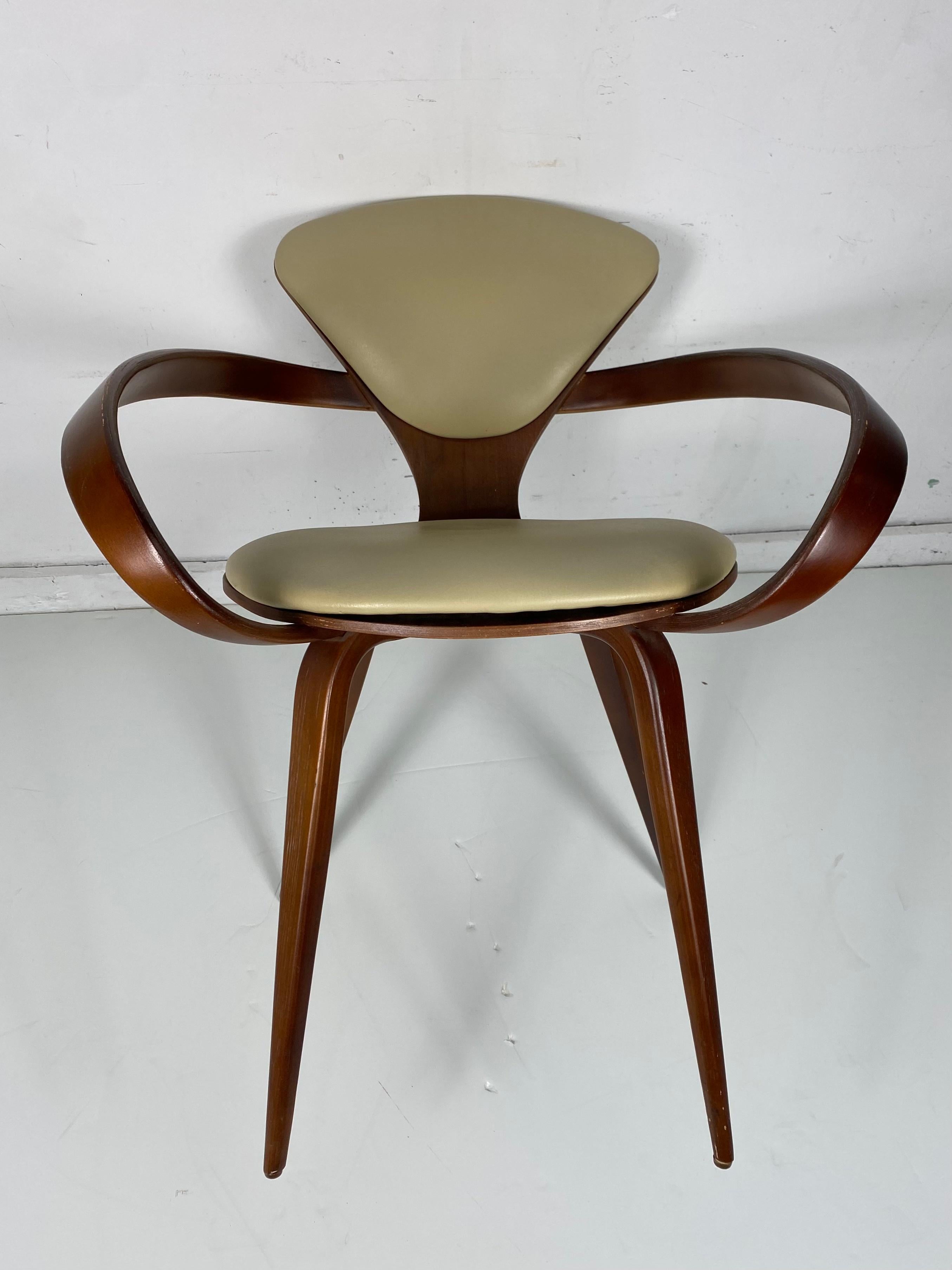 Classic mid century Pretzel arm chair by Norman Cherner for Plycraft: Great original condition, Retains original seat and back padded cushion fabric, Extremely comfortable, Sculptural, timeless.




