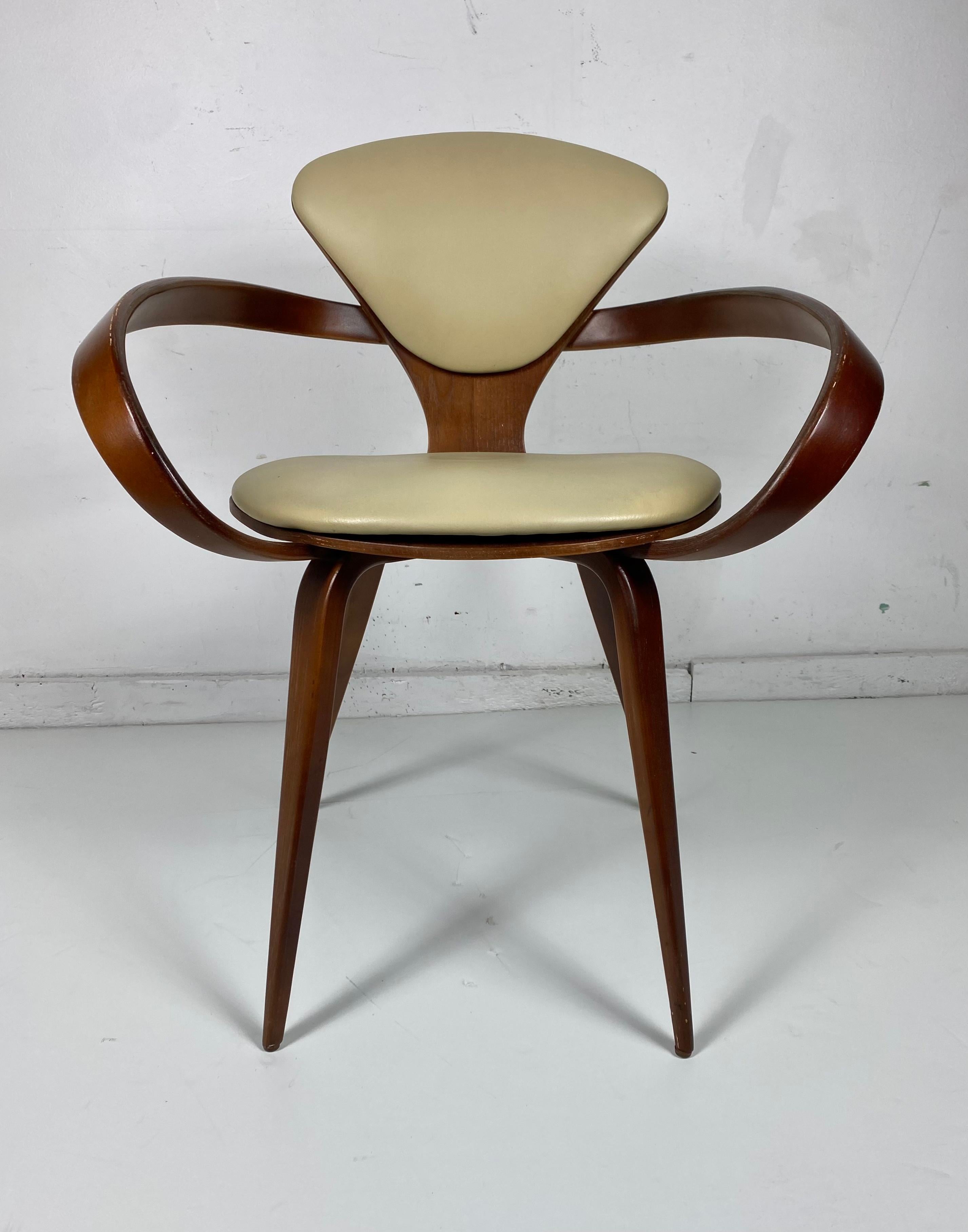 Mid-Century Modern Classic Mid Century Pretzel Arm Chair by Norman Cherner for Plycraft For Sale