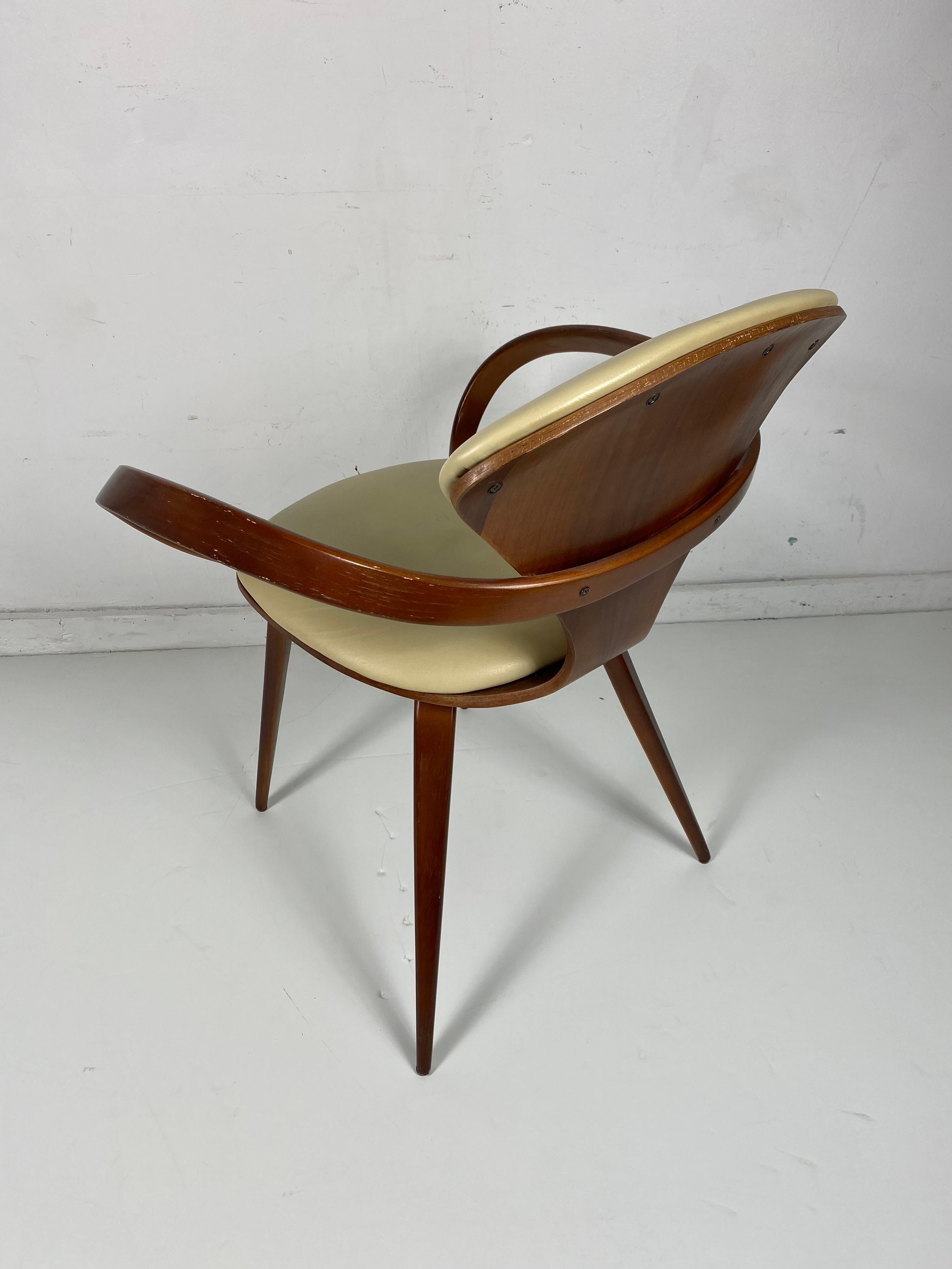 Classic Mid Century Pretzel Arm Chair by Norman Cherner for Plycraft In Good Condition For Sale In Buffalo, NY
