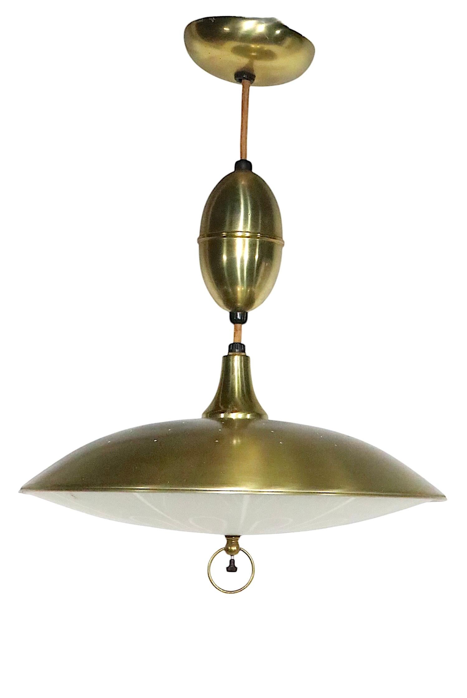 Classico lampadario a disco a piattino di metà secolo con luce a sospensione in vendita 6