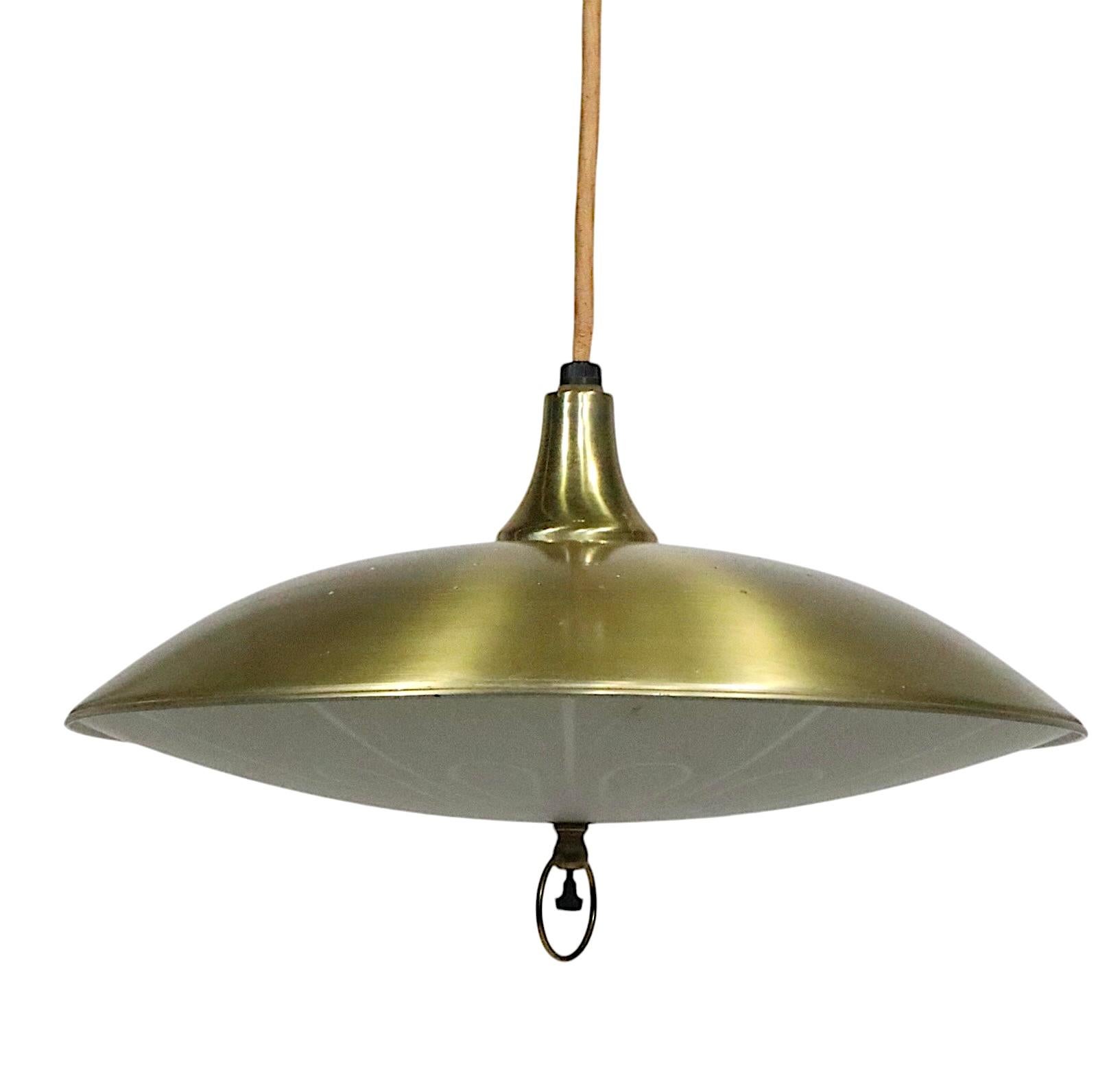 Classico lampadario a disco a piattino di metà secolo con luce a sospensione in vendita 7
