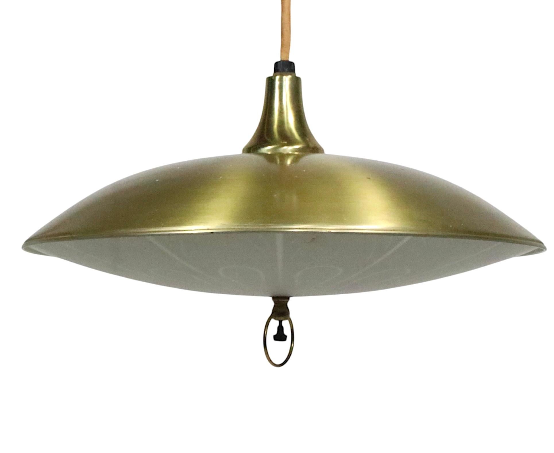 Classico lampadario a disco a piattino di metà secolo con luce a sospensione in vendita 8