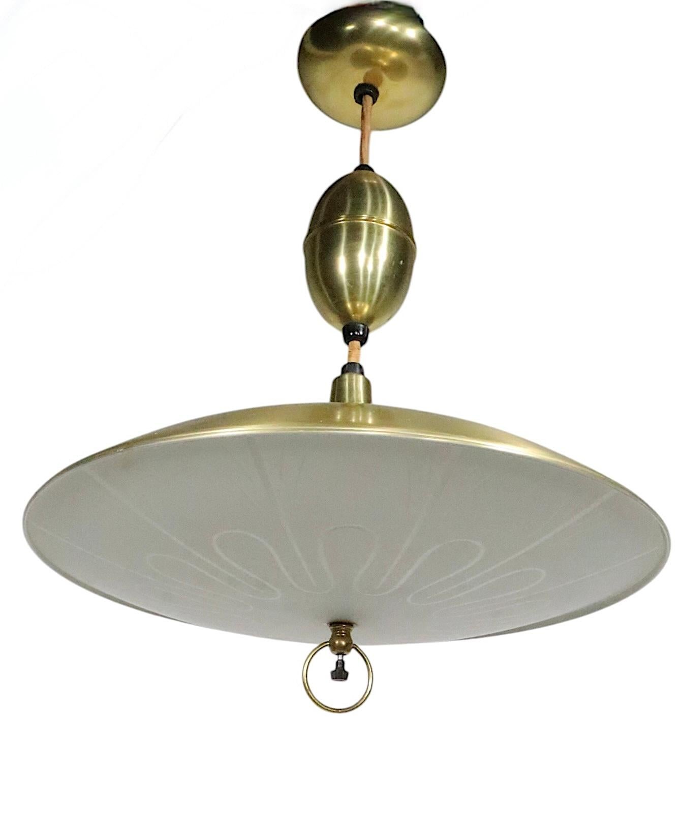 Ottone Classico lampadario a disco a piattino di metà secolo con luce a sospensione in vendita