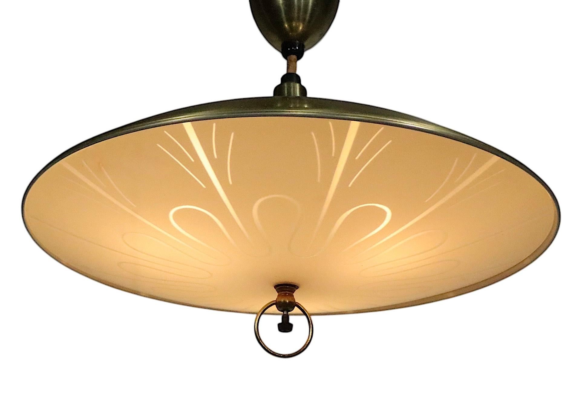 Classico lampadario a disco a piattino di metà secolo con luce a sospensione in vendita 1