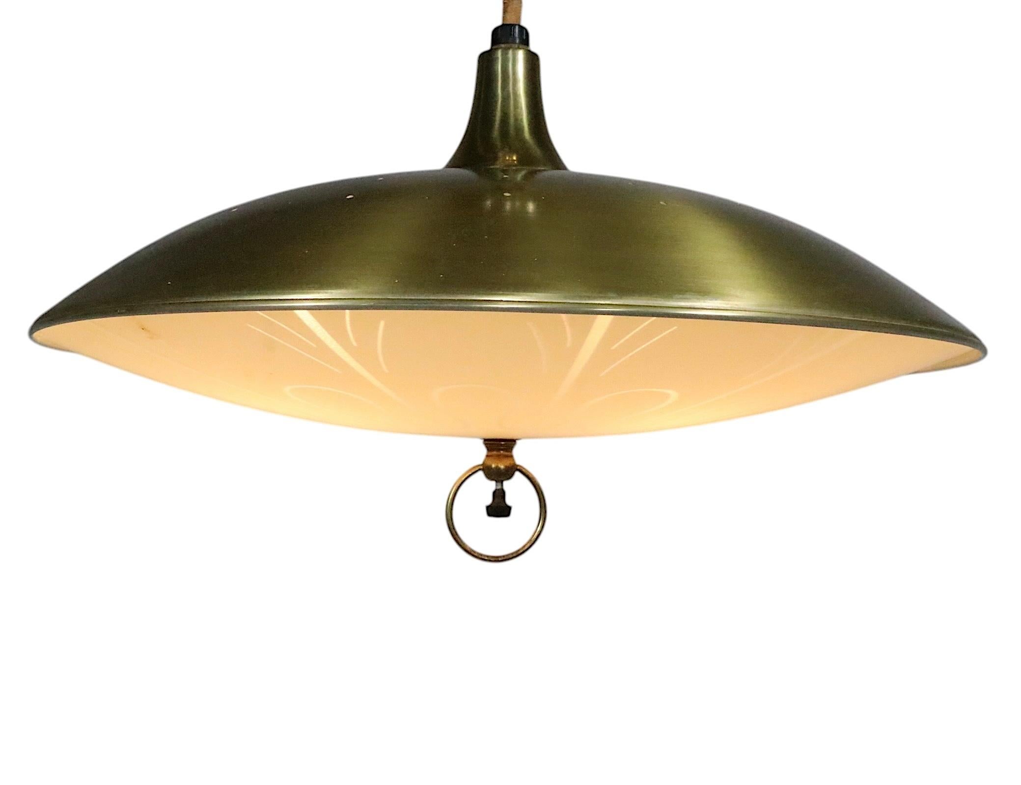 Classico lampadario a disco a piattino di metà secolo con luce a sospensione in vendita 2