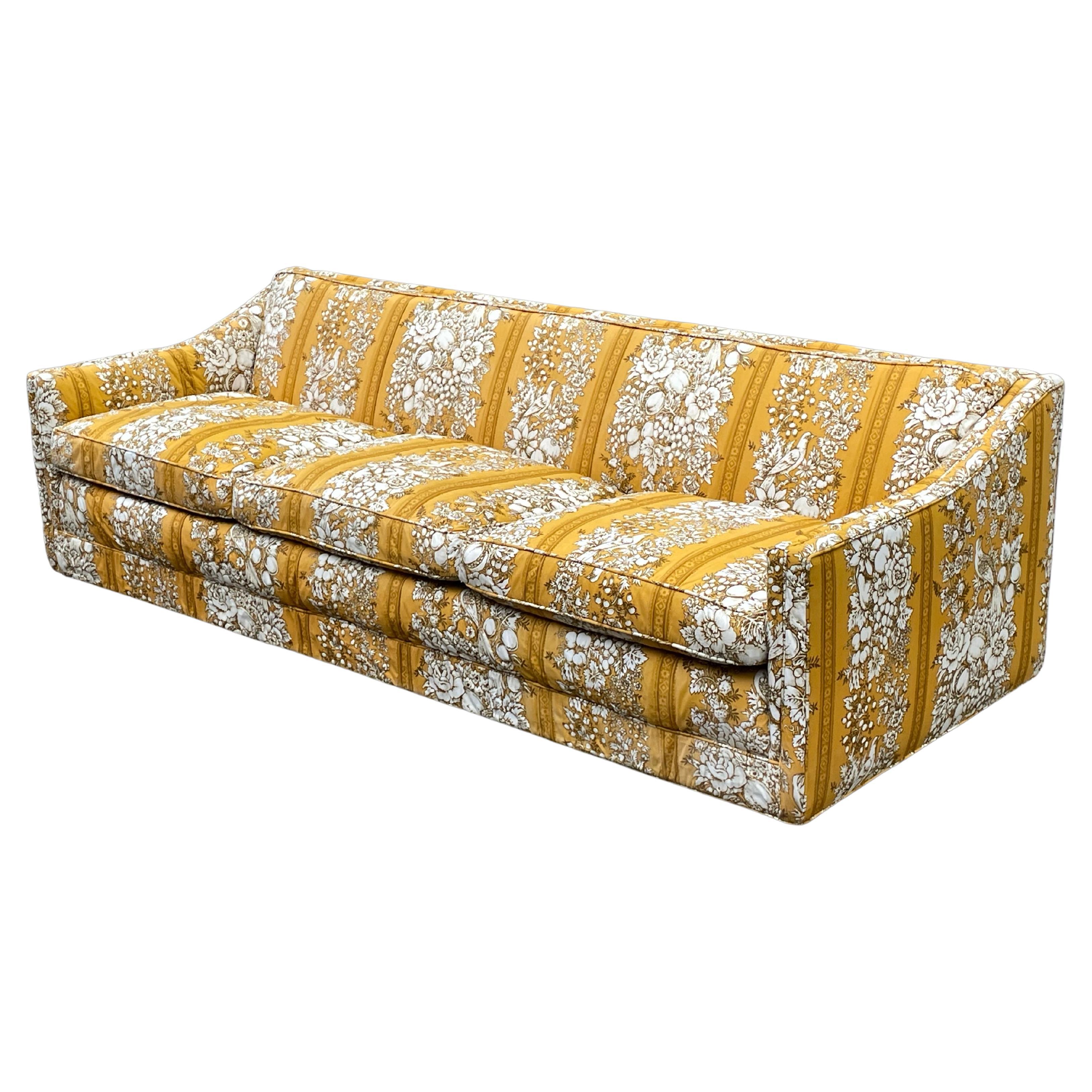 Canapé vintage sculptural des années 60 avec un magnifique tissu jaune d'origine. Il s'agissait d'un canapé fait sur mesure par le grand magasin de luxe Bullocks à Los Angeles.

Il provient d'une propriété située dans le quartier de Brentwood à Los