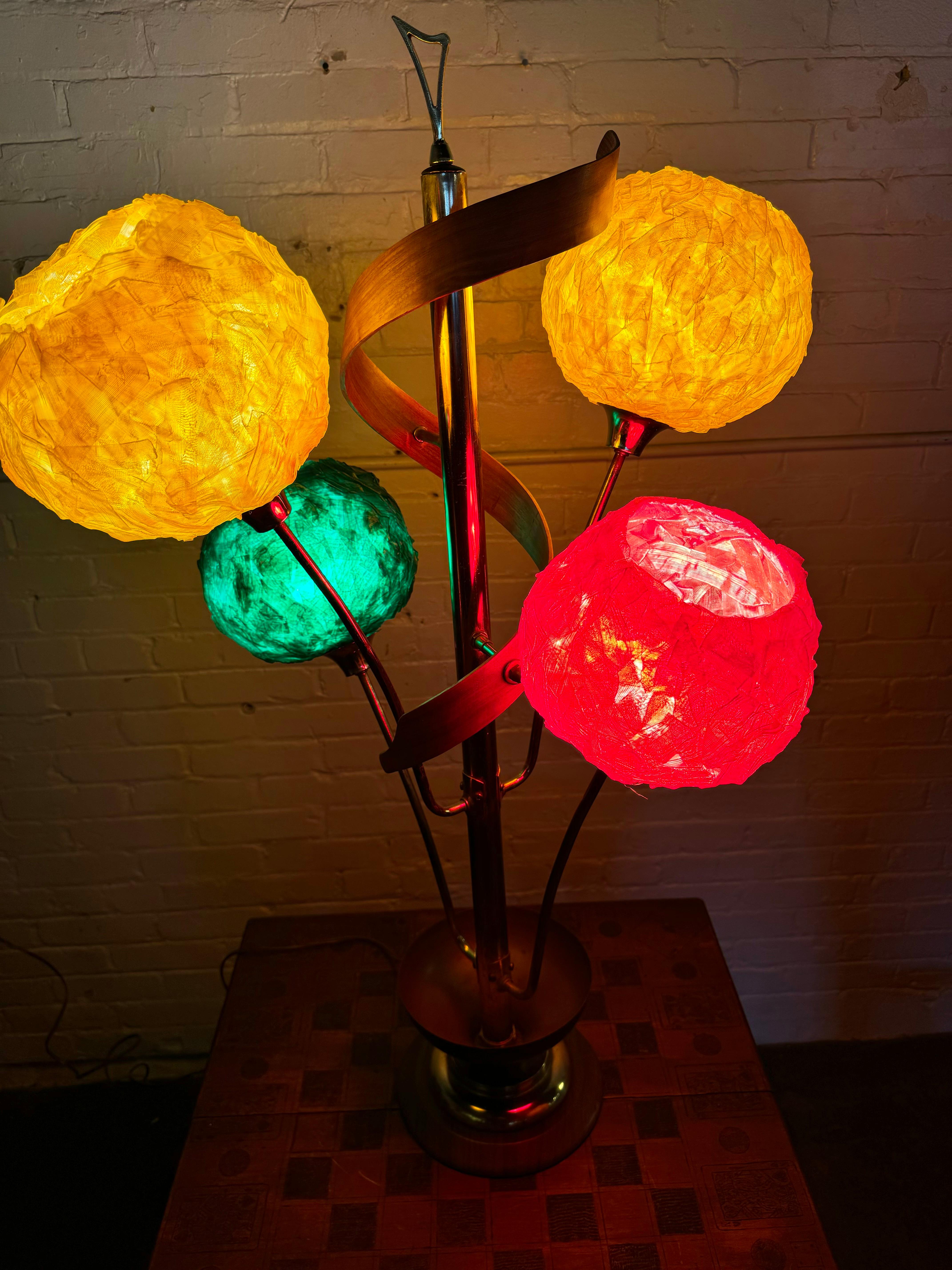 Classic Mid Century Spaghetti Shades spun lucite / walnut table lamp For Sale 3