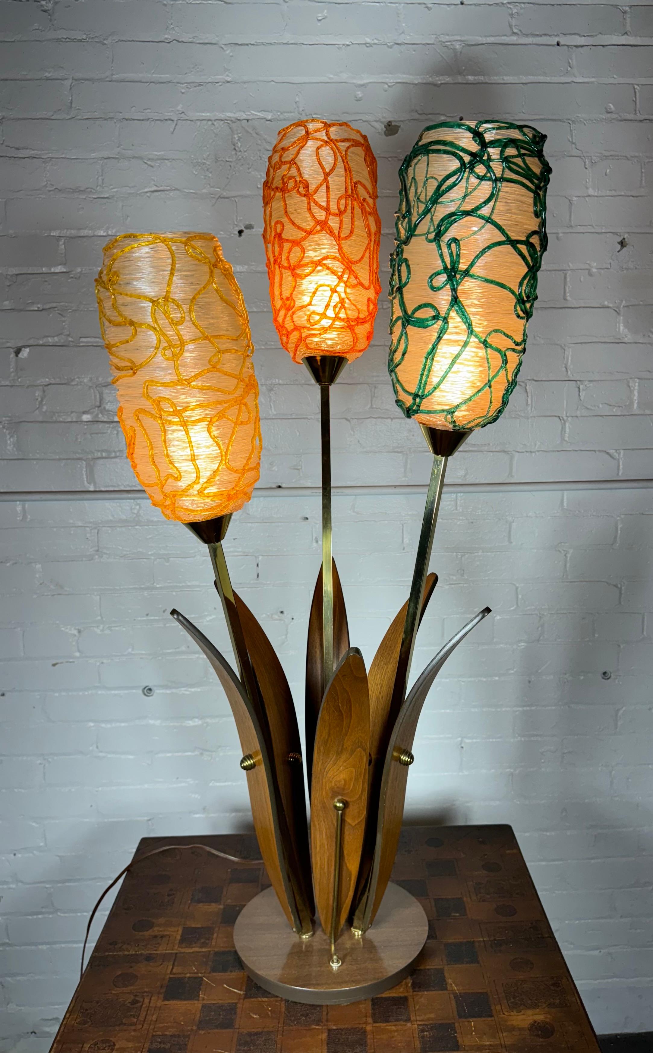 Lampe à poser Classic Mid Century Spaghetti Shades spun lucite / walnut 3