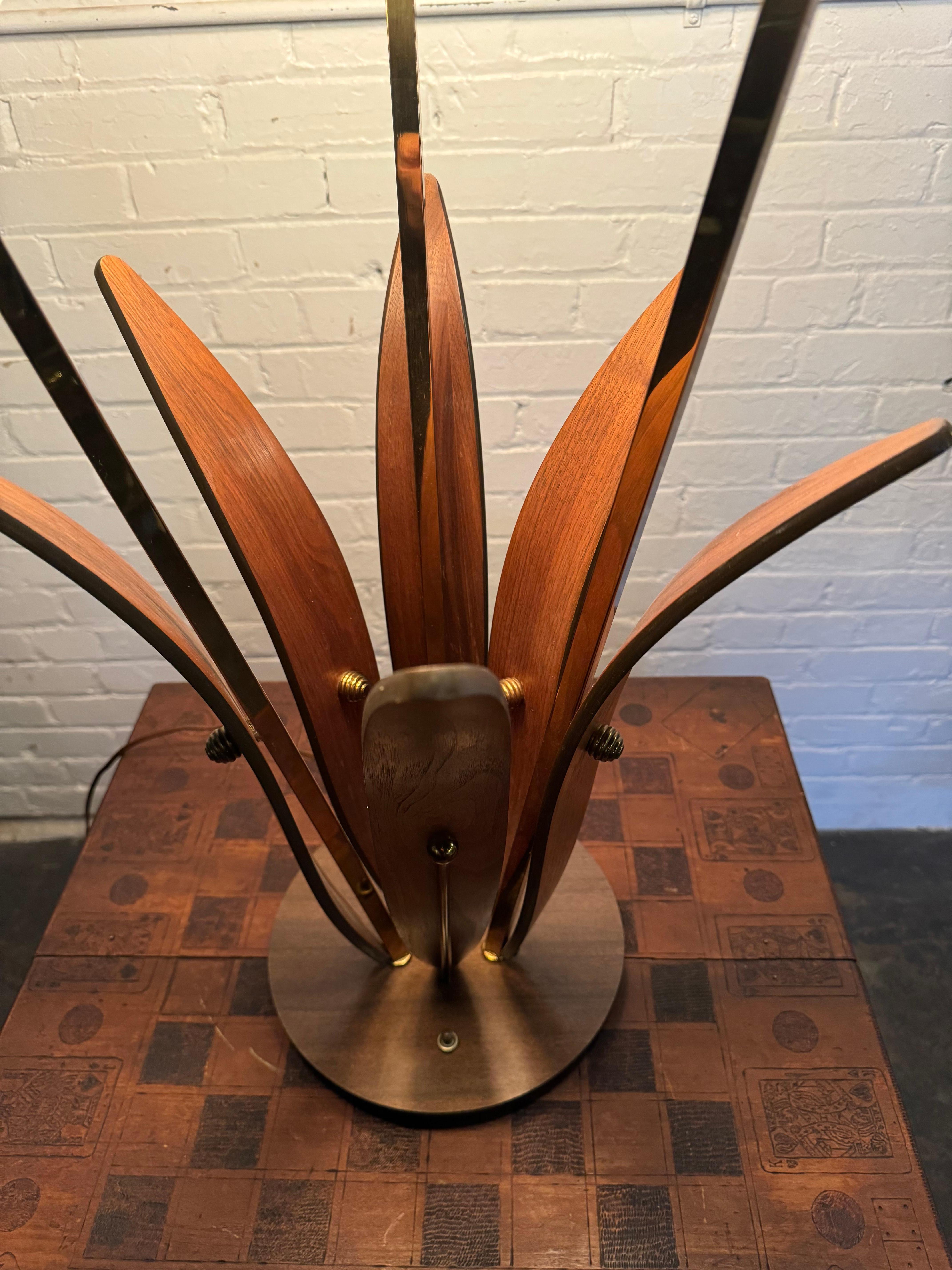 Lampe à poser Classic Mid Century Spaghetti Shades spun lucite / walnut 4