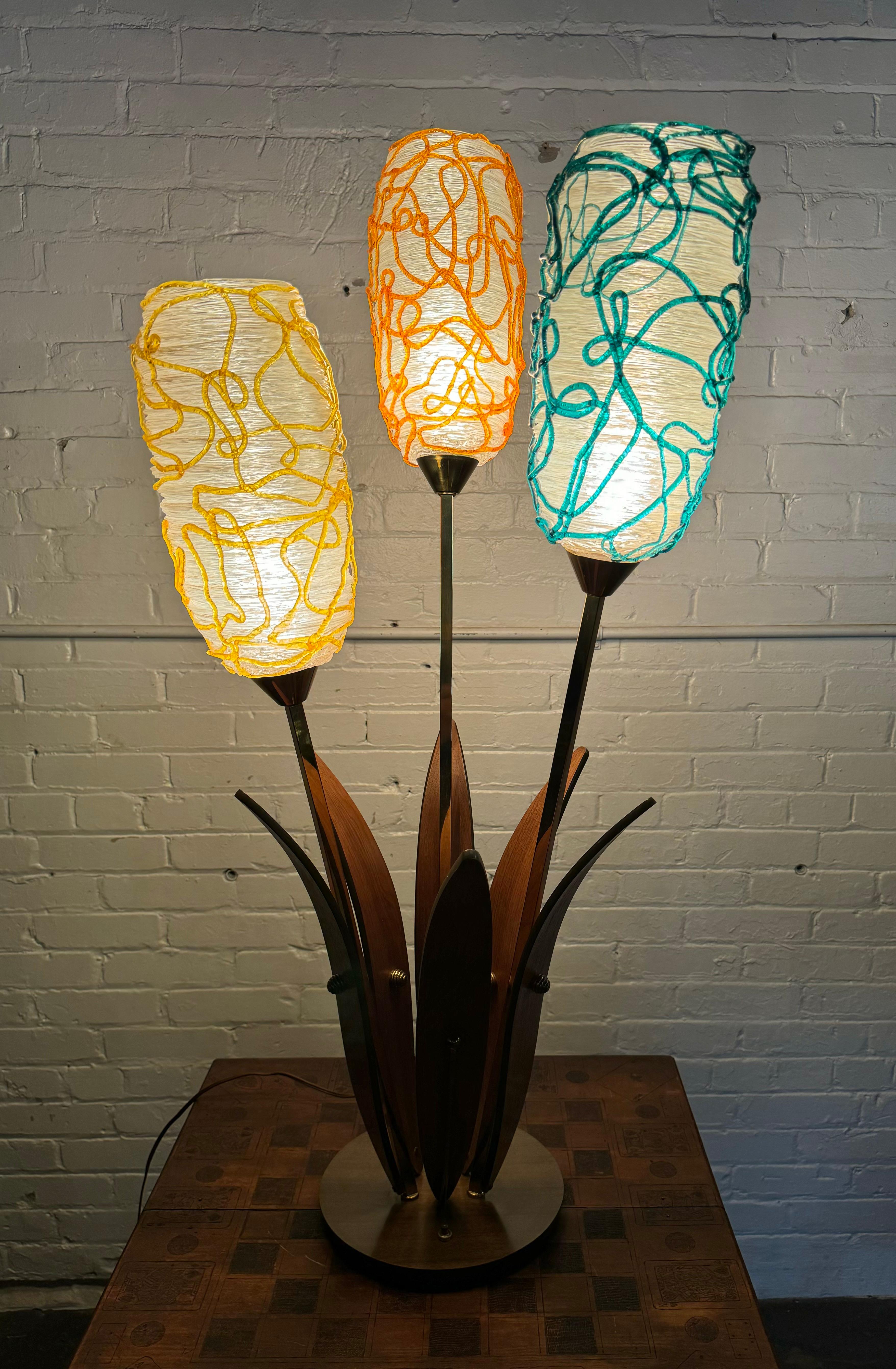 Lampe à poser Classic Mid Century Spaghetti Shades spun lucite / walnut 5