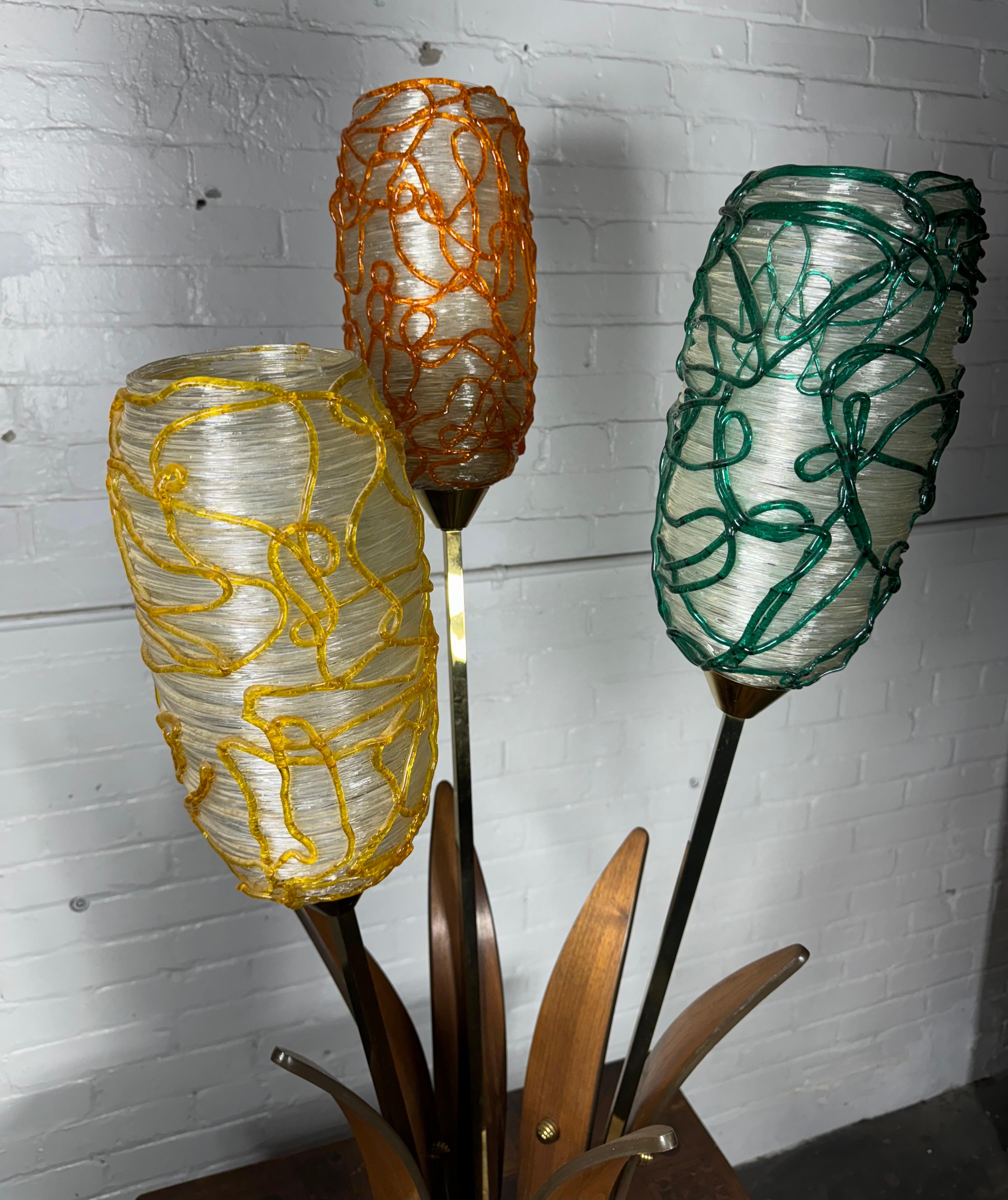 Lampe de table à trois lumières avec base organique stylisée en forme de pétale et abat-jour allongé en Lucite spaghetti. Chaque lumière peut être allumée individuellement ou simultanément. Design/One Modern classique du milieu du siècle, état