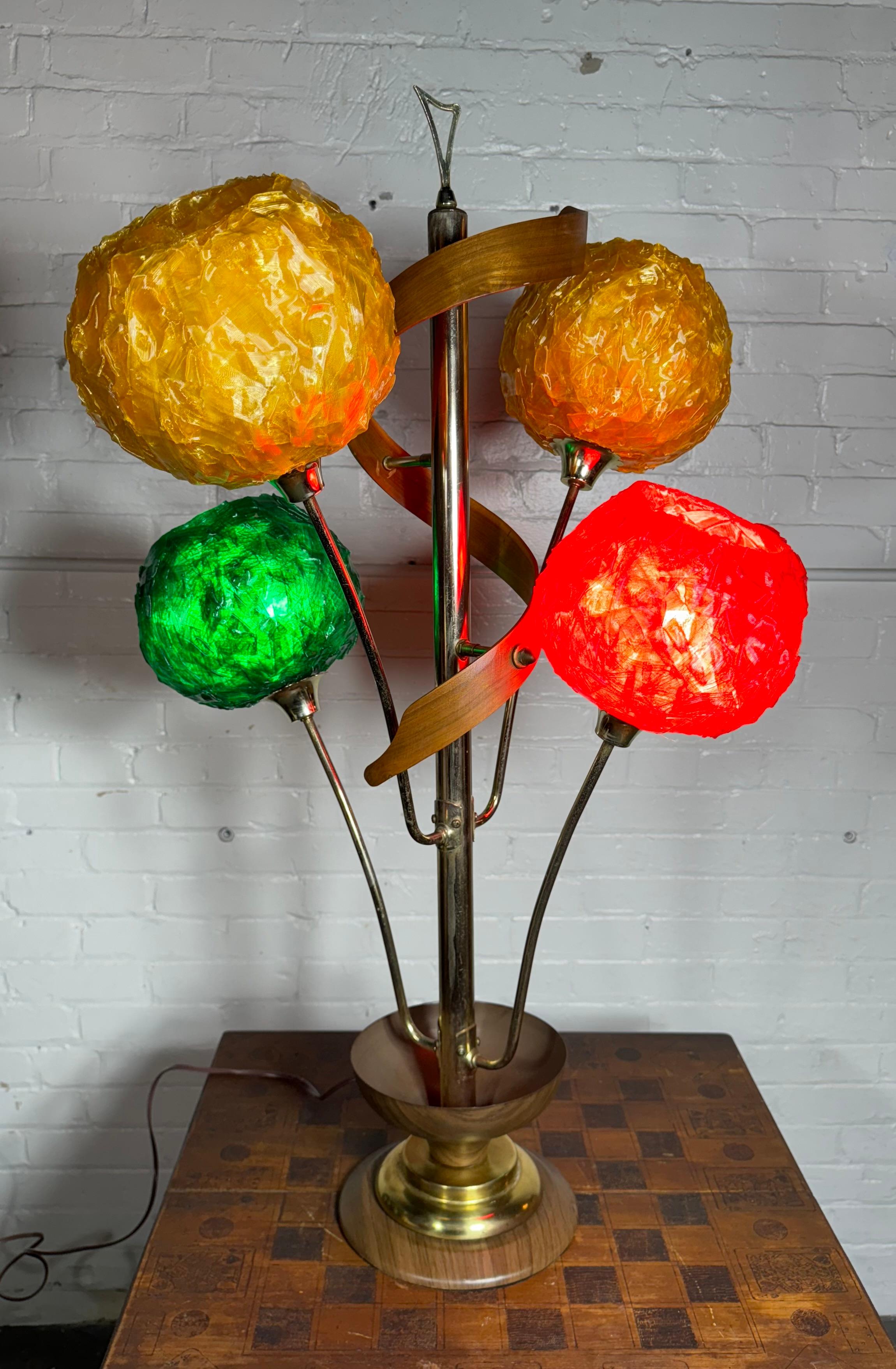 Classic Mid Century Spaghetti Shades spun lucite / walnut table lamp In Good Condition For Sale In Buffalo, NY