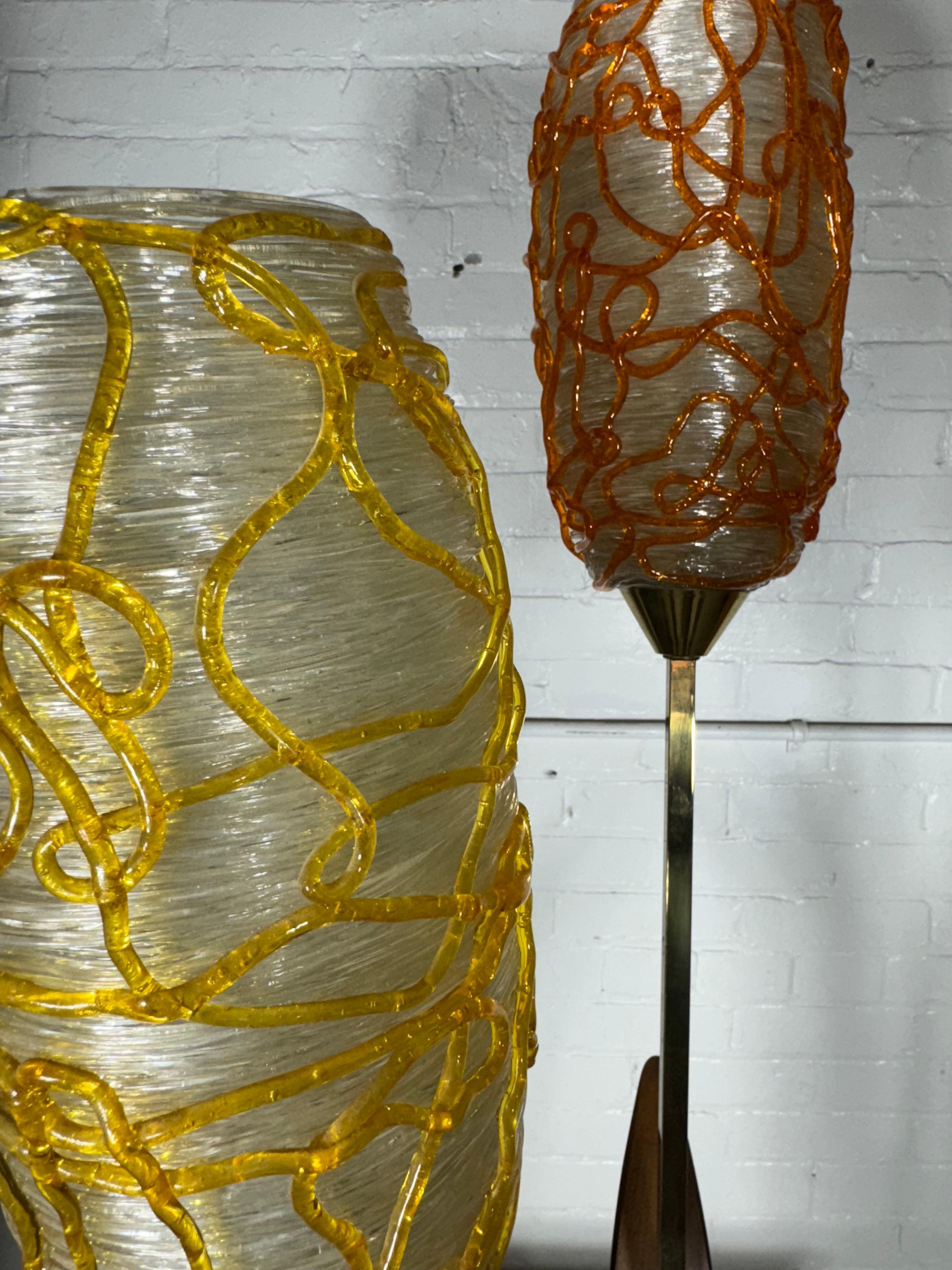 Milieu du XXe siècle Lampe à poser Classic Mid Century Spaghetti Shades spun lucite / walnut