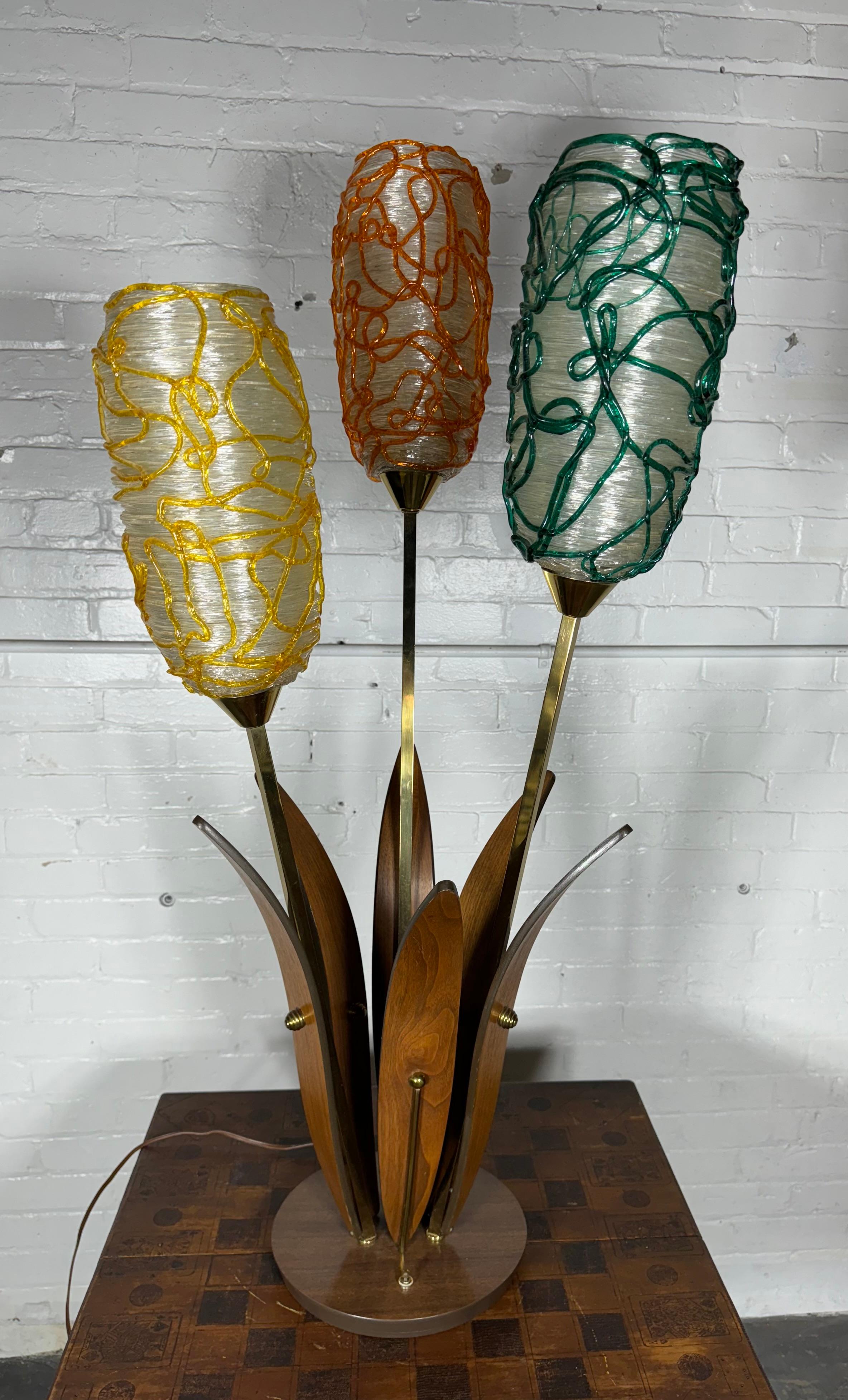 Laiton Lampe à poser Classic Mid Century Spaghetti Shades spun lucite / walnut
