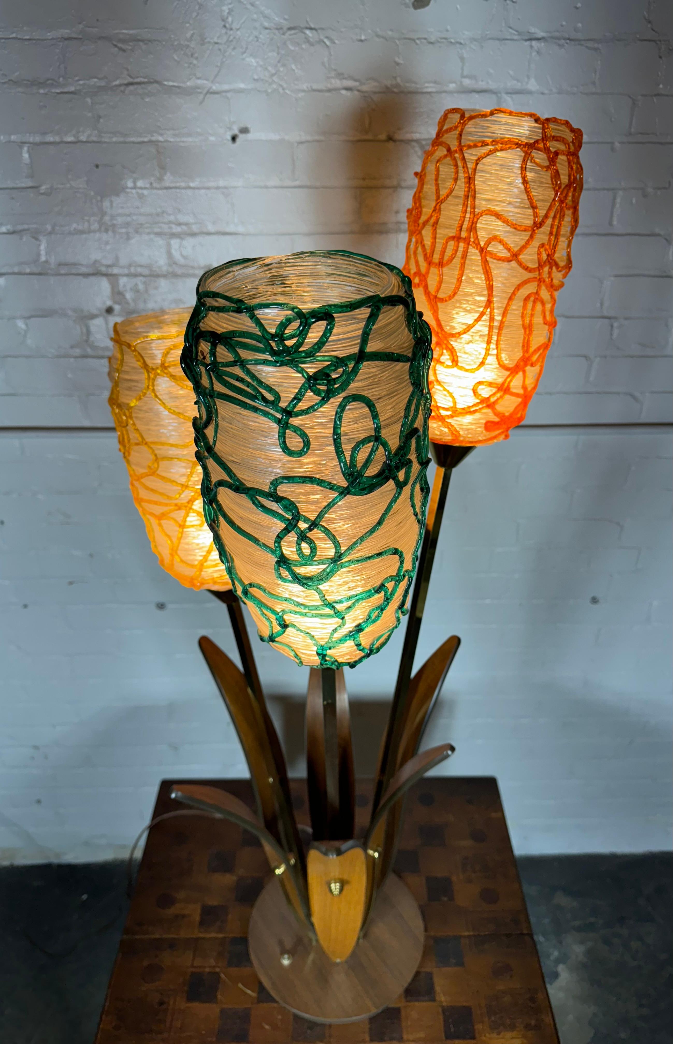 Lampe à poser Classic Mid Century Spaghetti Shades spun lucite / walnut 1