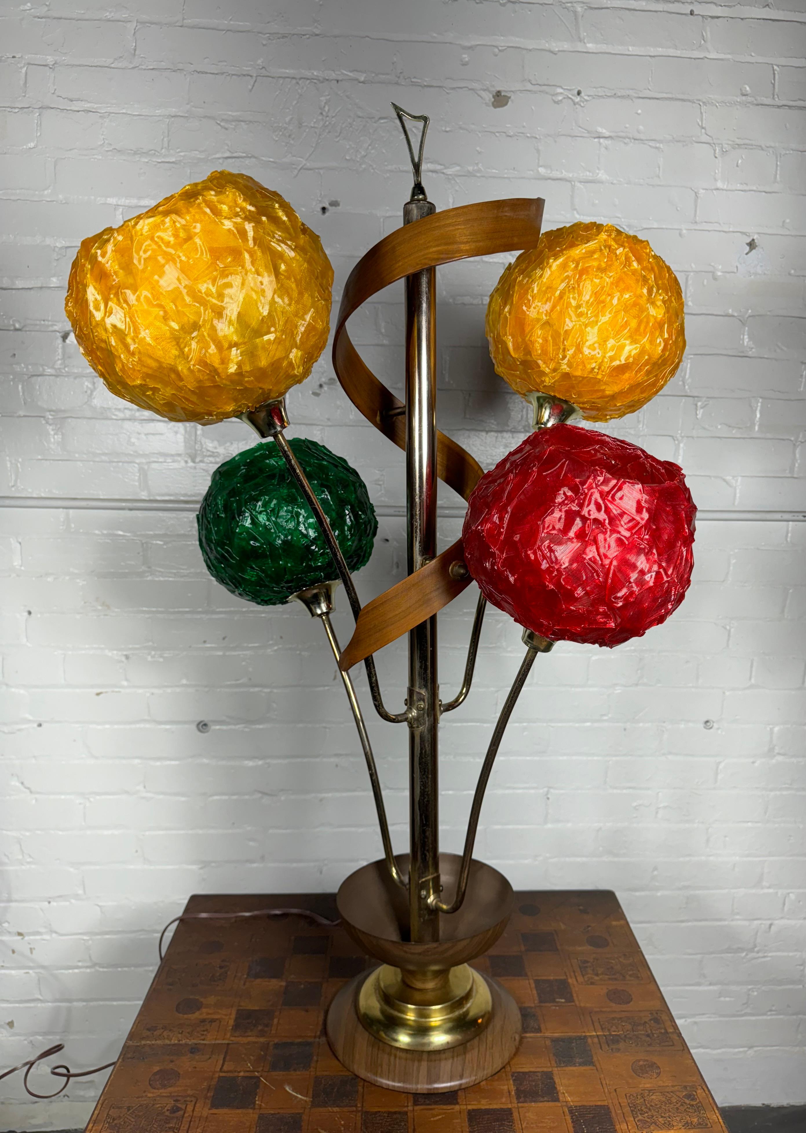 Classic Mid Century Spaghetti Shades spun lucite / walnut table lamp For Sale 2
