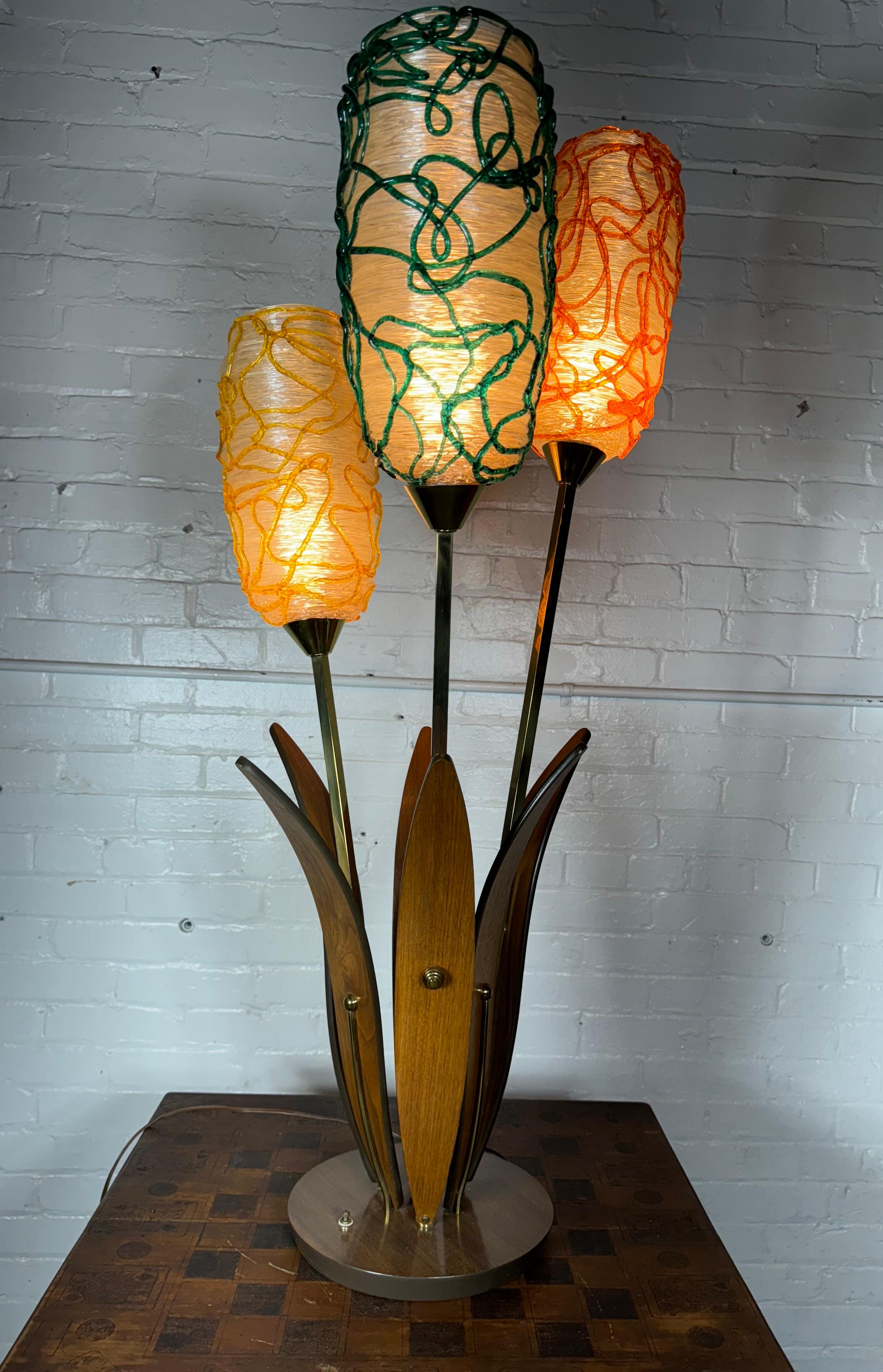 Lampe à poser Classic Mid Century Spaghetti Shades spun lucite / walnut 2