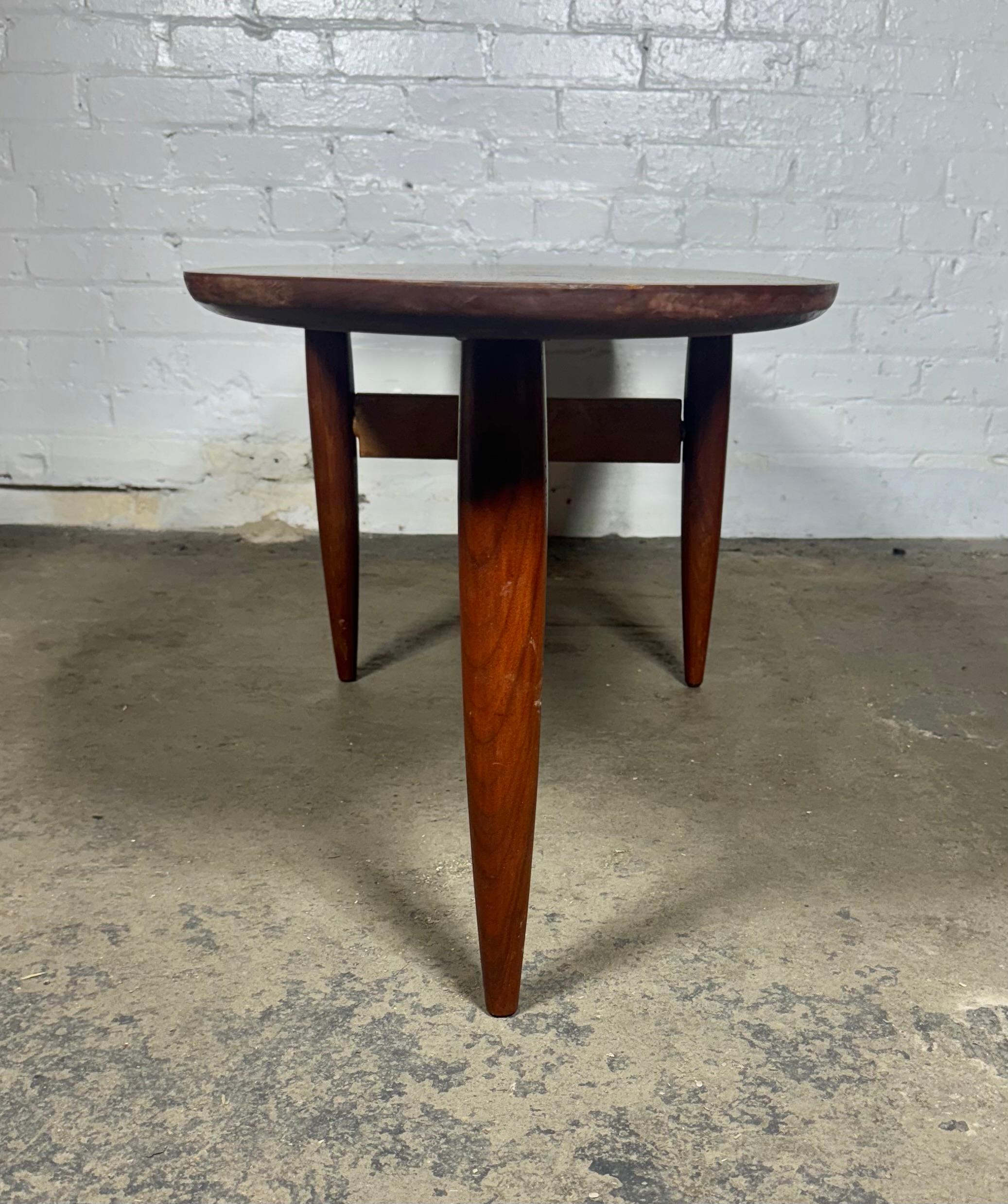 Mid-Century Modern Table Cocktail / Café Classique Mid Century Surfboard en Noyer en vente