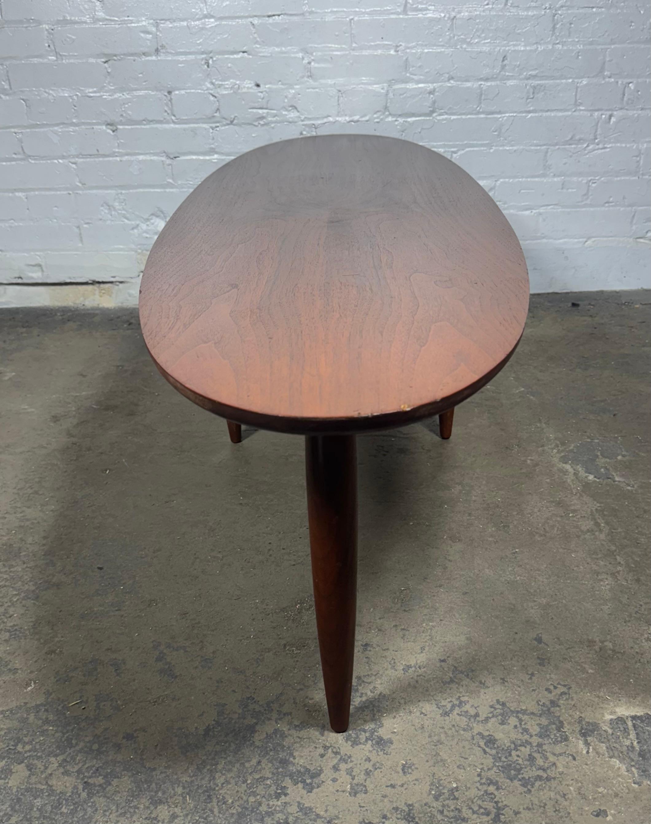 Américain Table Cocktail / Café Classique Mid Century Surfboard en Noyer en vente