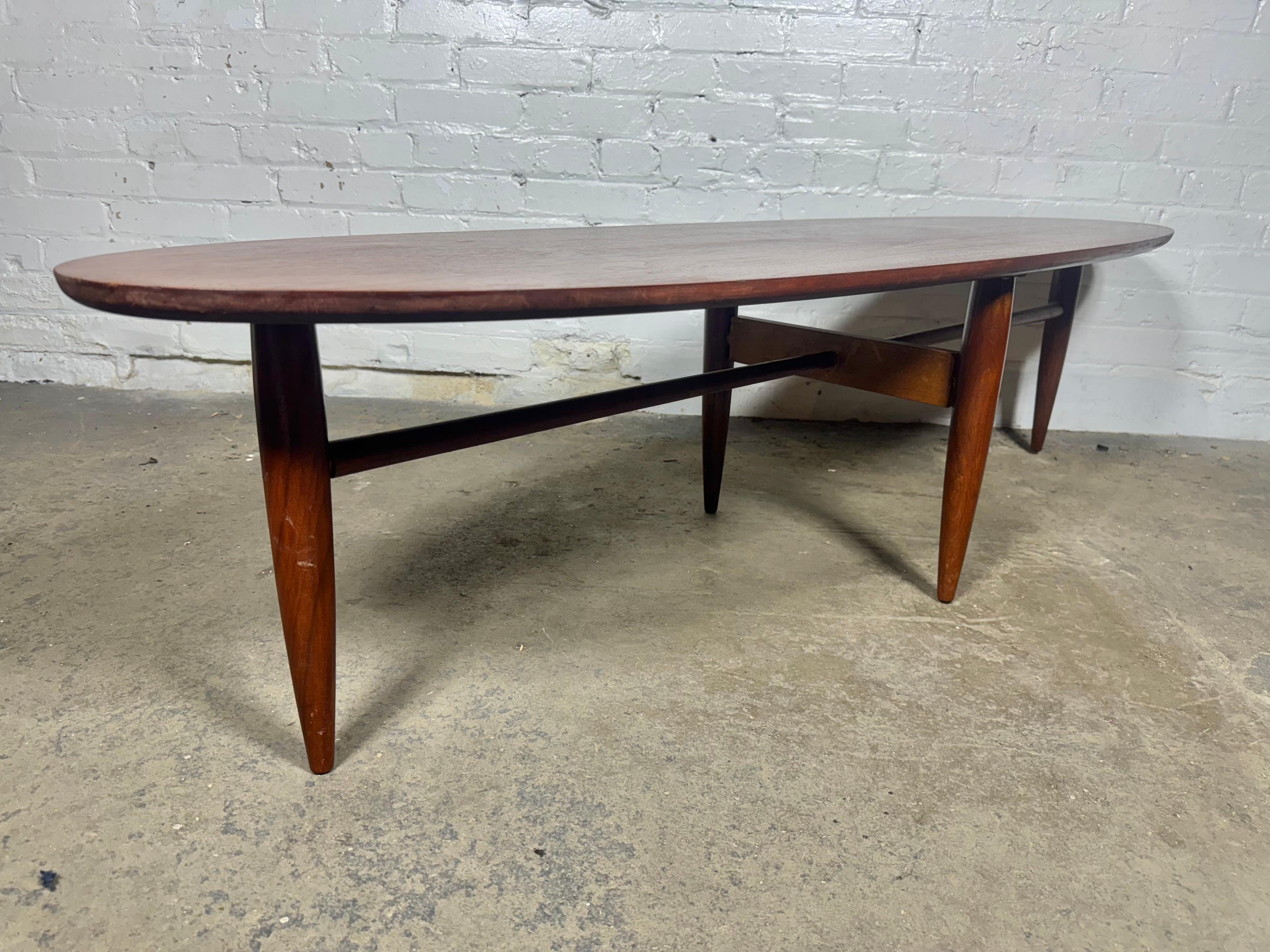 Table Cocktail / Café Classique Mid Century Surfboard en Noyer Bon état - En vente à Buffalo, NY