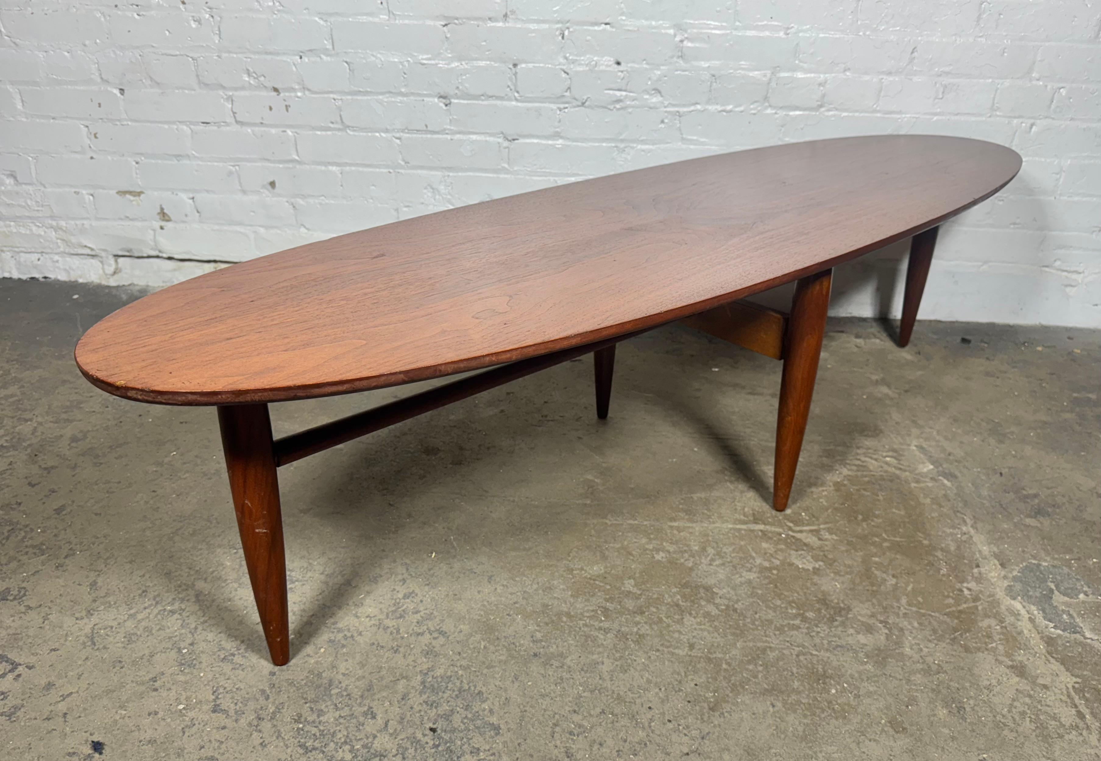 Milieu du XXe siècle Table Cocktail / Café Classique Mid Century Surfboard en Noyer en vente