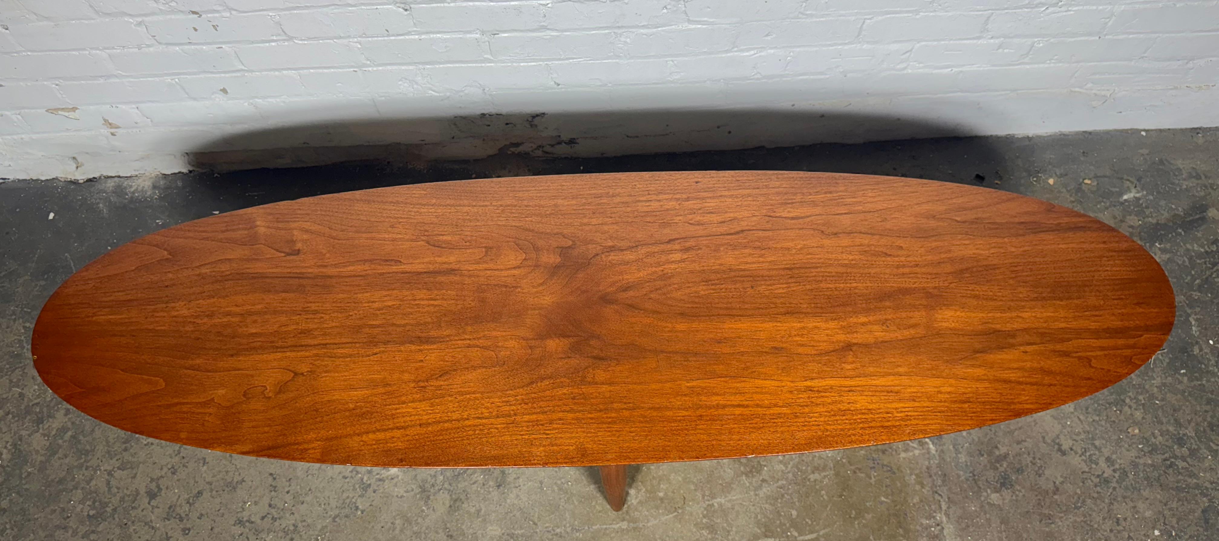 Table Cocktail / Café Classique Mid Century Surfboard en Noyer en vente 1