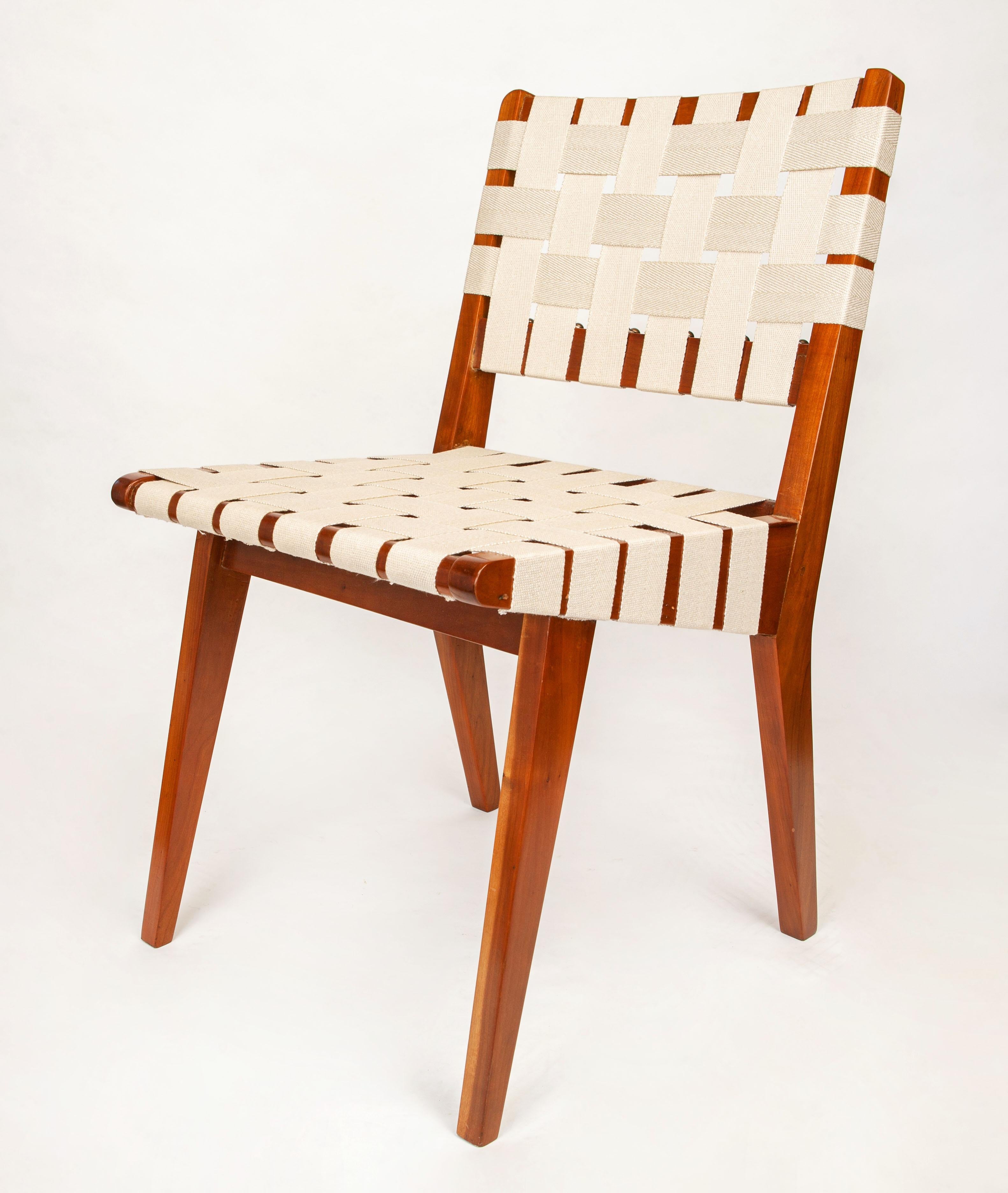 Ein Paar klassische Jens Risom Beistellstühle aus der Mitte des Jahrhunderts, die mit schönem Leinen neu gewebt wurden.

Die Original-Kollektion von Jens Risom für Knoll aus dem Jahr 1941 zeichnet sich durch eine natürliche Ästhetik aus, die für das