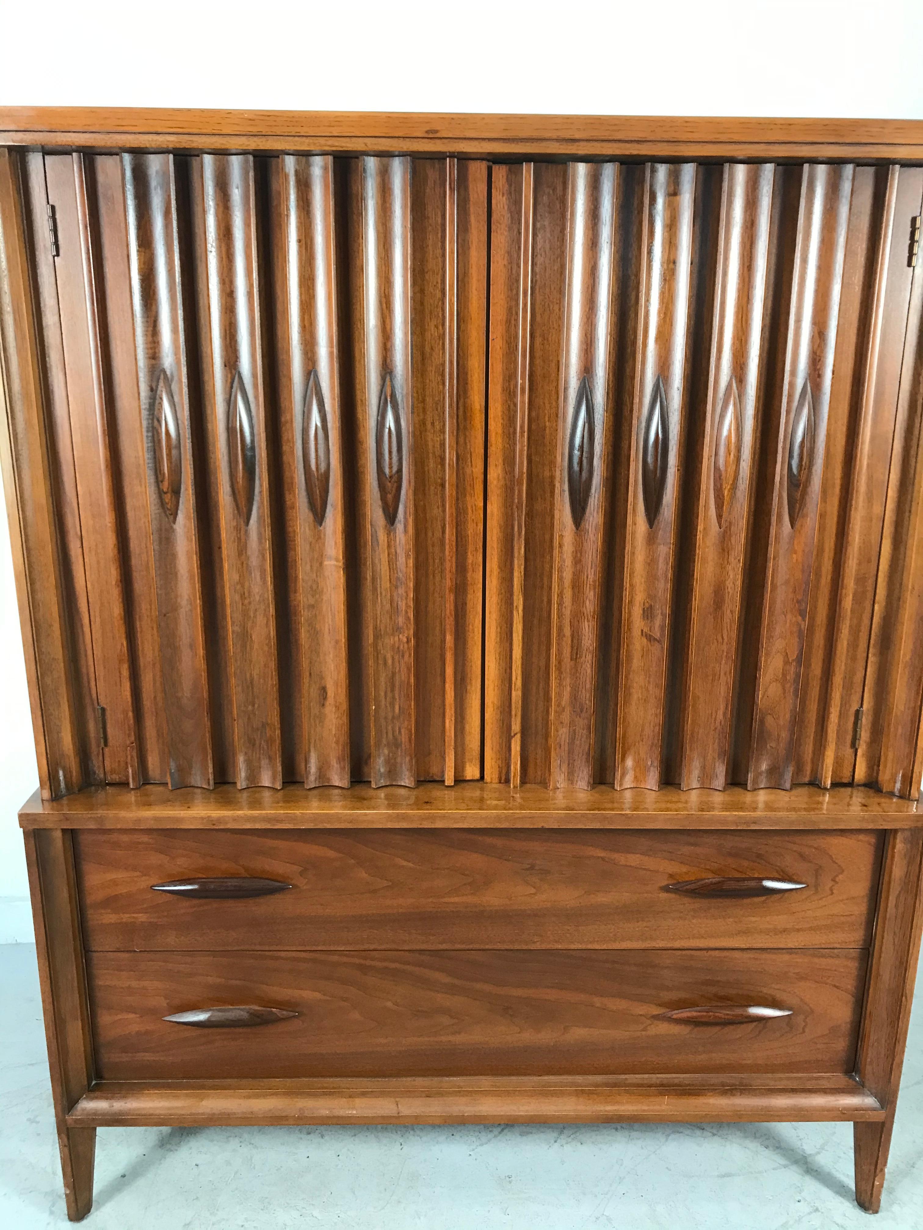 Mid-20th Century Classic Midcentury Walnut 6 Drawer Chest, Stunning, Sculptural, Vaughan Designs For Sale
