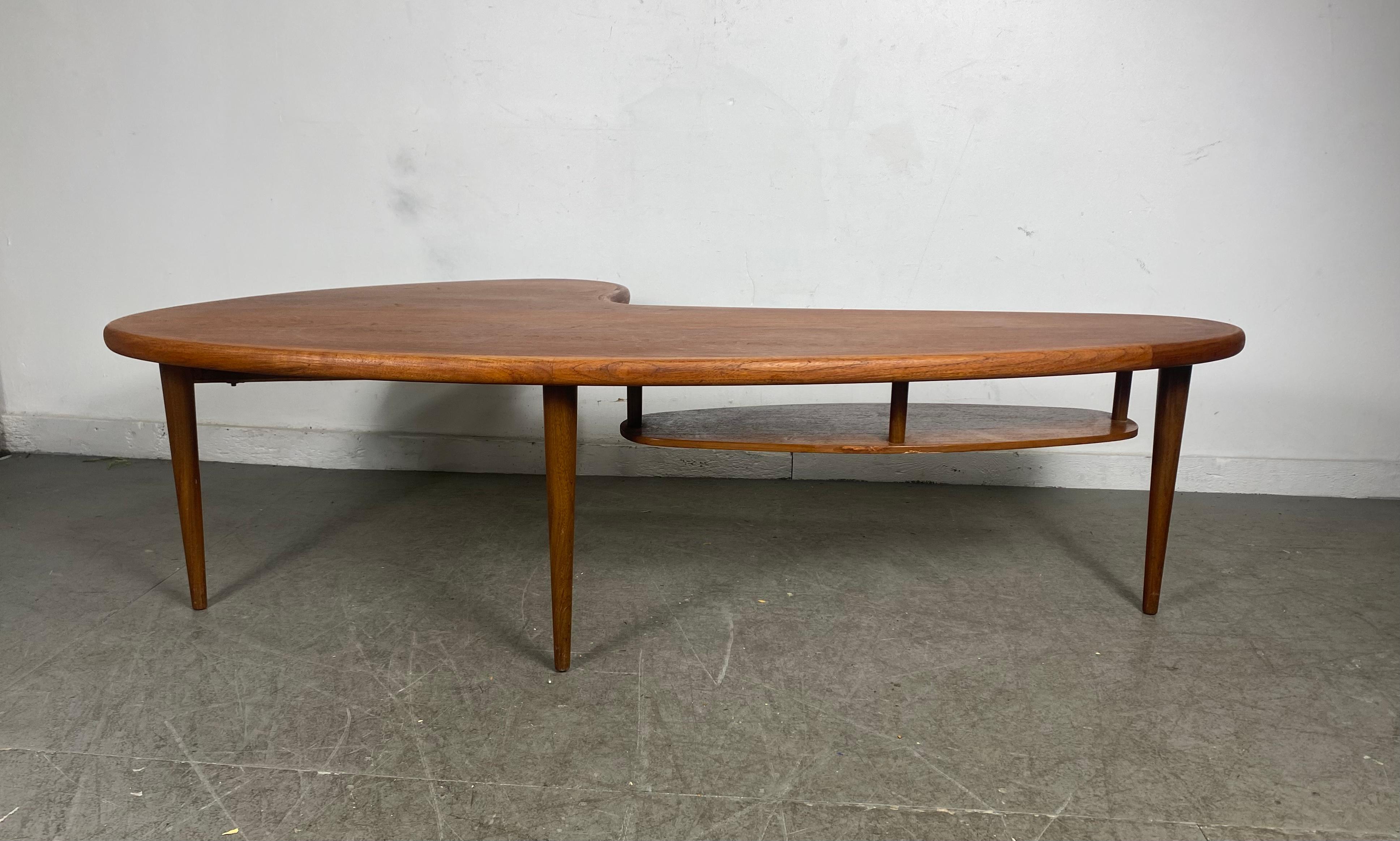 Classic Midcentury Walnut Boomerang Coffee / Cocktail Table with Drawer For Sale 1