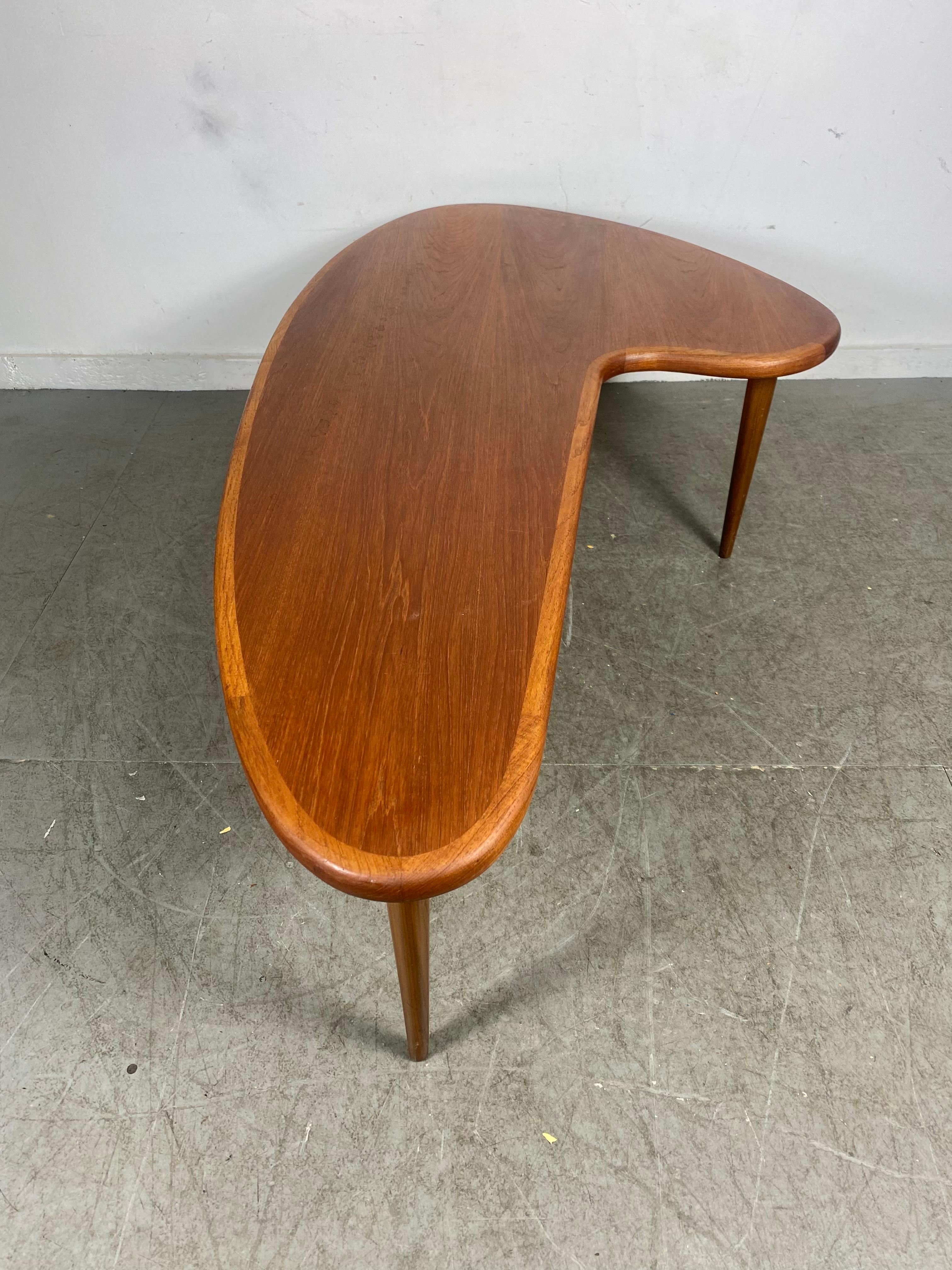Classic Midcentury Walnut Boomerang Coffee / Cocktail Table with Drawer In Good Condition For Sale In Buffalo, NY