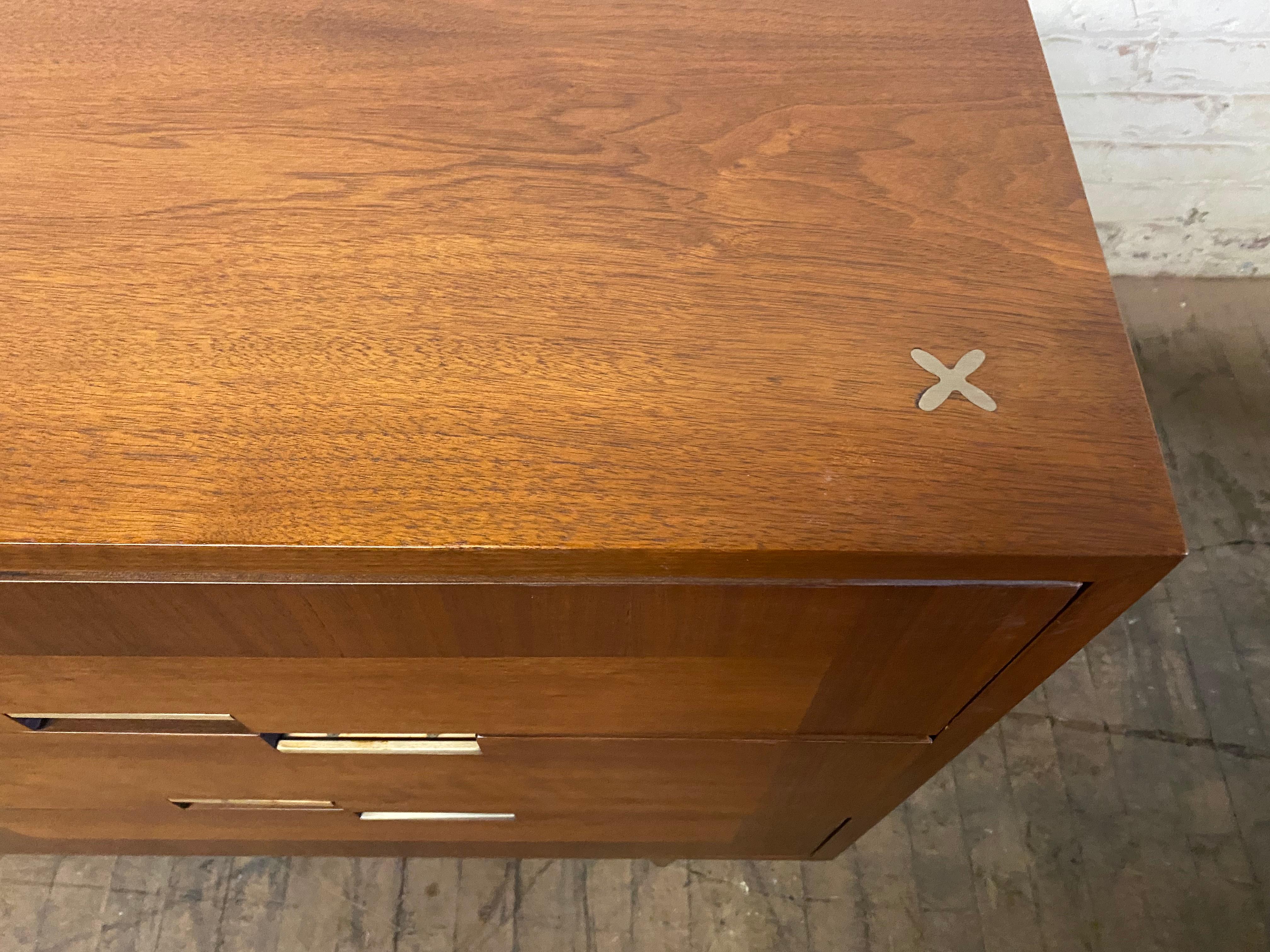 Classic Mid-Century Walnut Dresser by Merton Gershun / American of Martinsville In Good Condition For Sale In Buffalo, NY