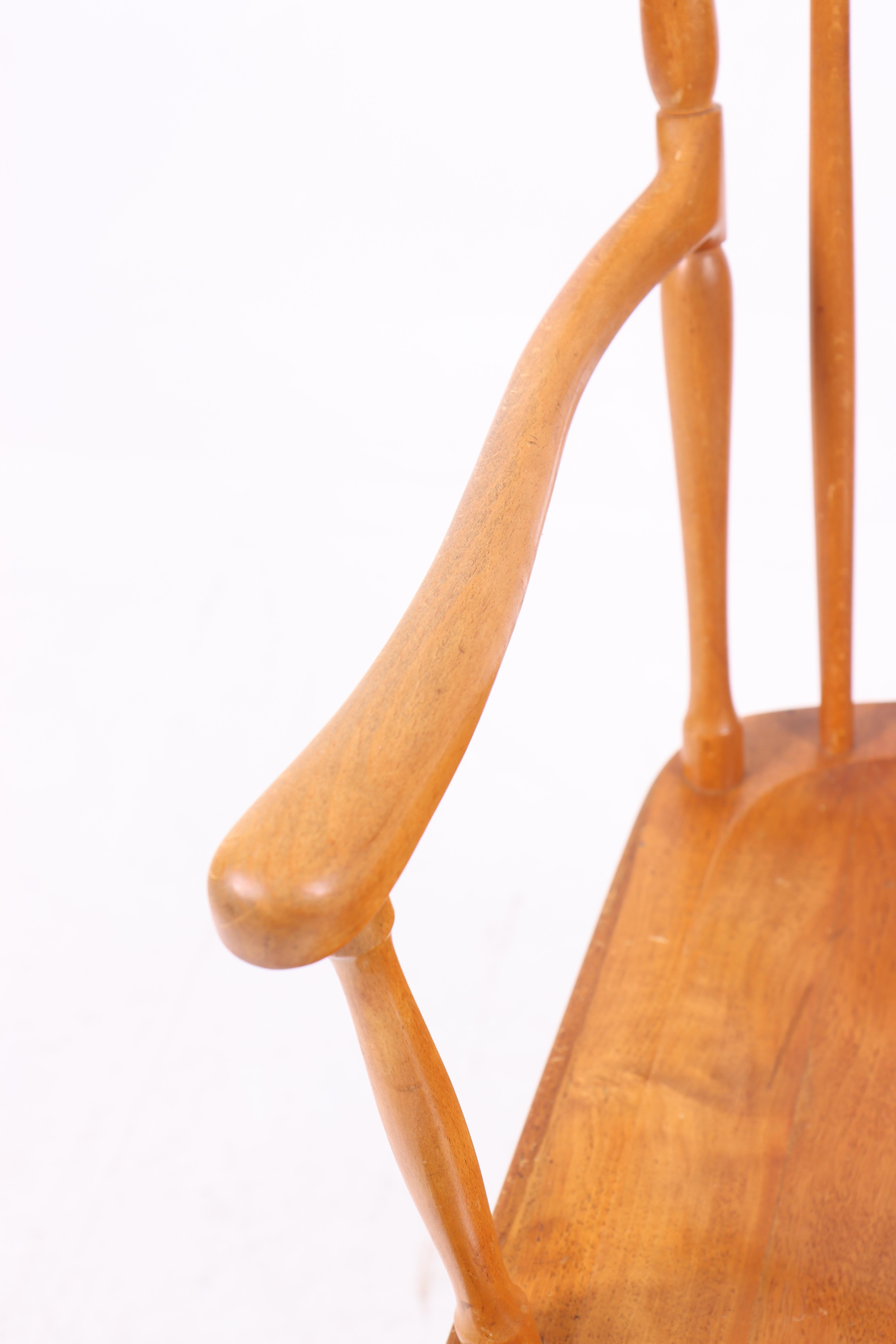 Sessel aus Buche, entworfen von Ole Wanschar M.A.A. für Fritz Hansen Cabinetmakers in den 1950er Jahren. Hergestellt in Dänemark. Toller Zustand.