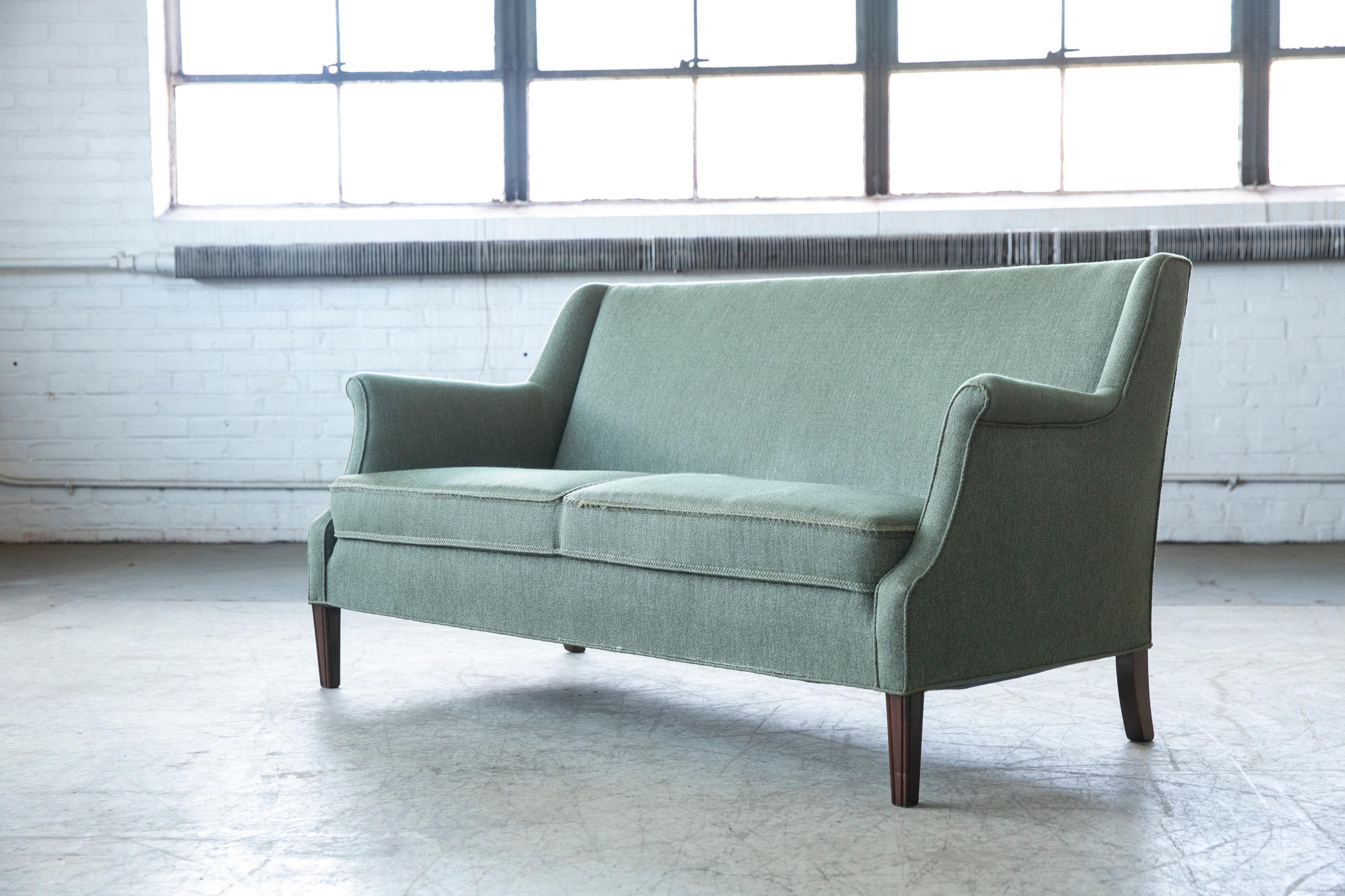 Klassisches dänisches Sofa vom Meister selbst, Frits Henningsen. Sehr elegant und stilvoll, aber dennoch einfach und raffiniert. Bequem und stützend. Solide und robuste Konstruktion.
Später mit Wolle gepolstert und noch in brauchbarem Zustand,