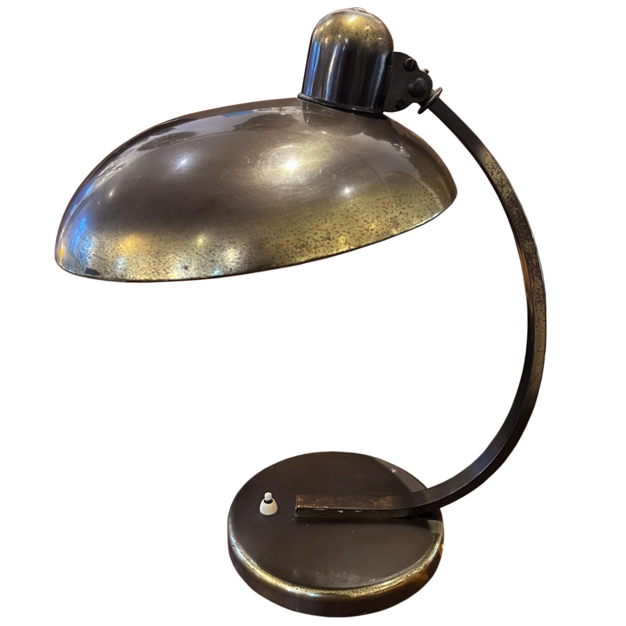 Diese Schreibtischlampe wurde in den 1950er Jahren von Dell für Kaiser hergestellt. 

Mit ihrem klassischen Midcentury-Design und der schönen Patina ist sie eine sehr stilvolle Schreibtischlampe oder Nachttischlampe. 

Neu verdrahtet mit Twisted