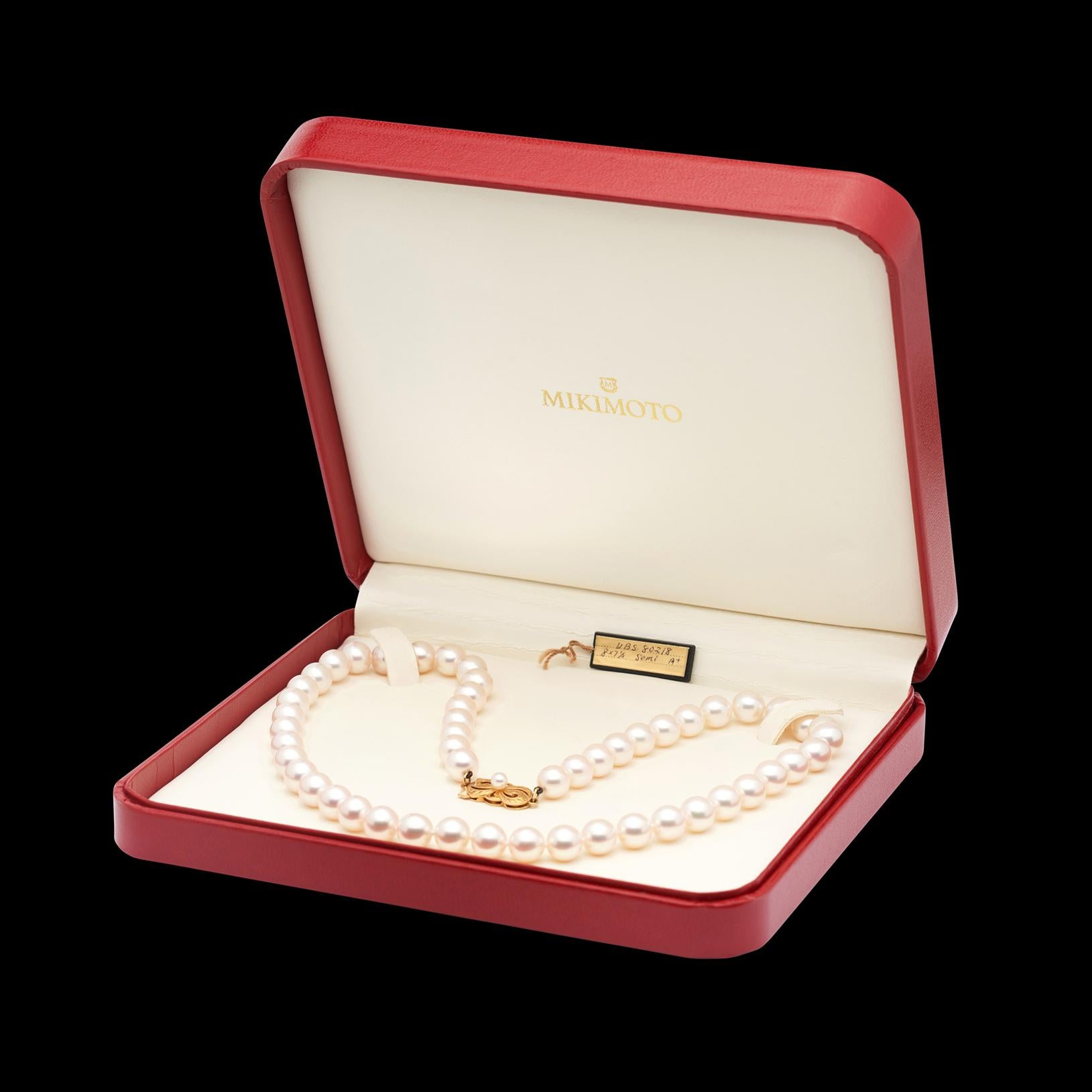 Possède le titre de premier de la classe. Ce superbe collier de perles de culture Mikimoto est composé de perles de culture A+.  de culture, mesurant 8,00 x 7,50 mm, très brillantes, de couleur blanche avec des reflets rosés, et terminées par le