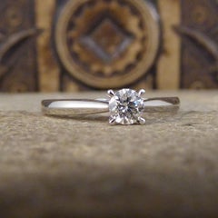 Bague de fiançailles solitaire classique et moderne en platine modelée avec un diamant de 0,25 carat