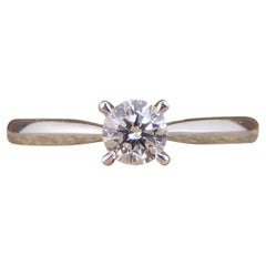 Bague de fiançailles solitaire classique et moderne en platine modelée avec un diamant de 0,25 carat