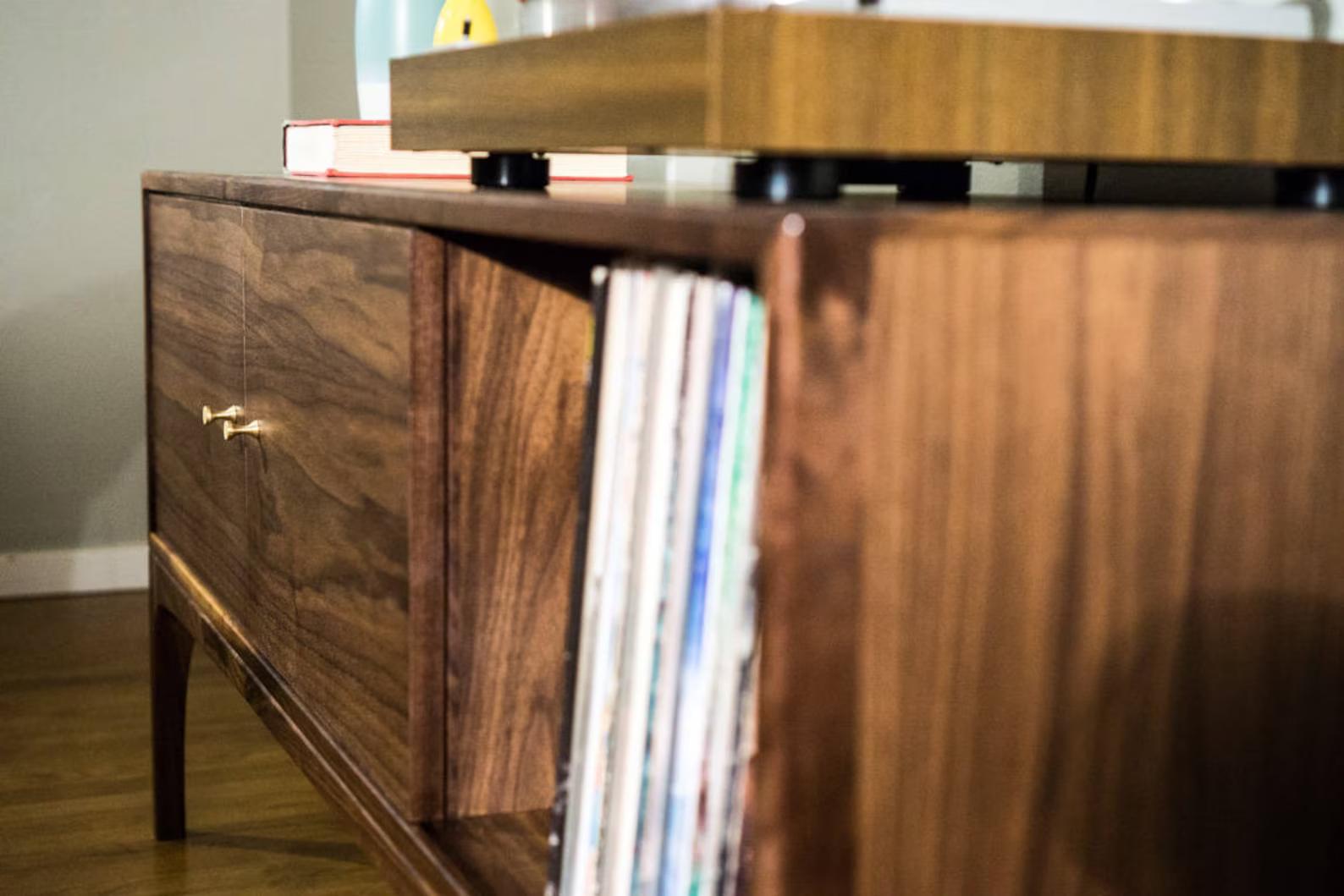 Mid-Century moderno Mobile stereo Hi-Fi classico e moderno / Credenza in noce del metà del secolo scorso Buffet moderno in vendita