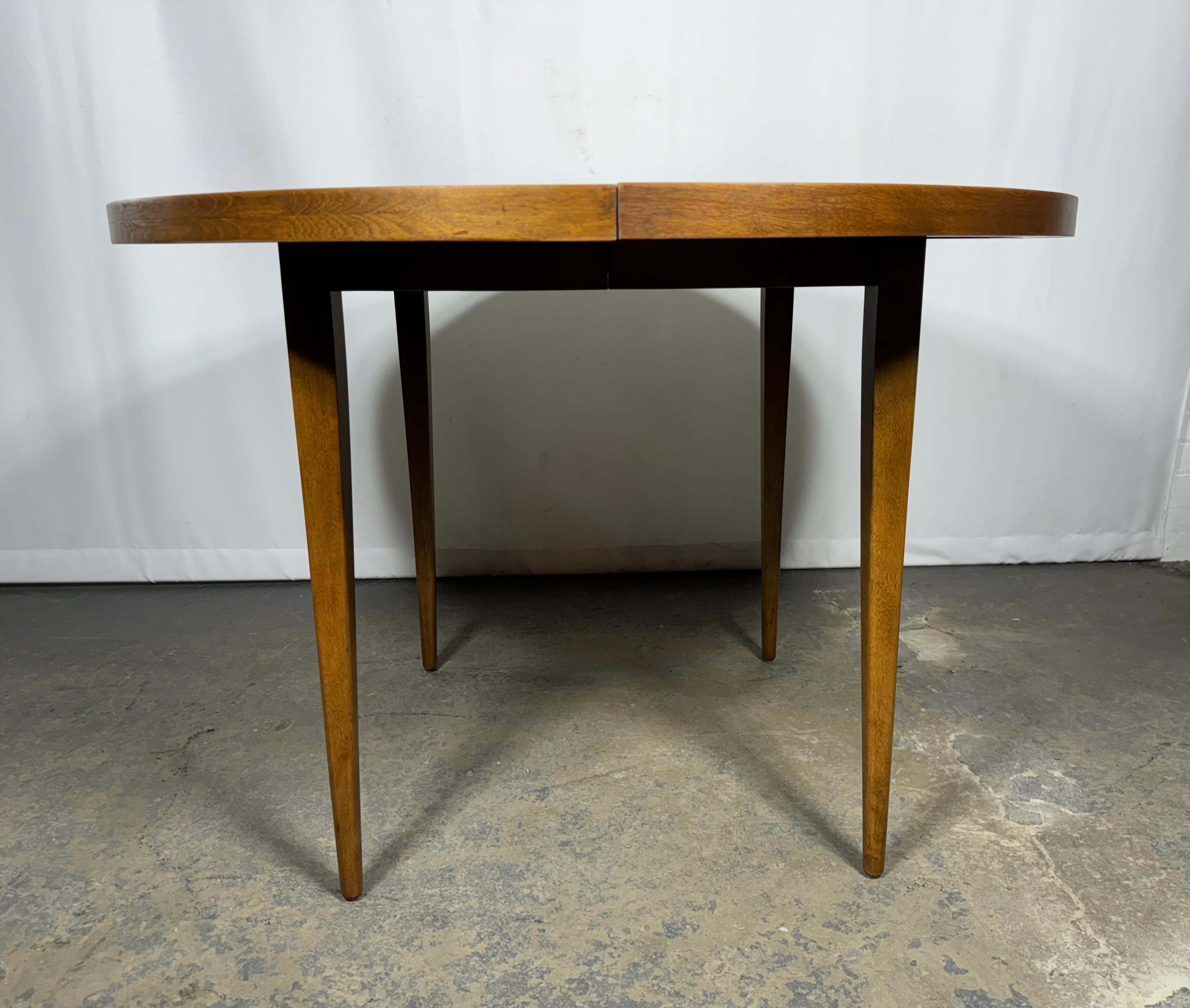 Table de salle à manger à rallonge classique et moderniste conçue par  Paul McCobb ,,, faisant partie du 
