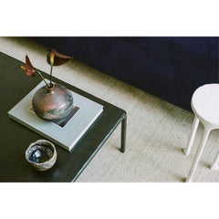 Tavolino classico moderno in gesso bianco e acciaio, minimalista e a forma di mano.