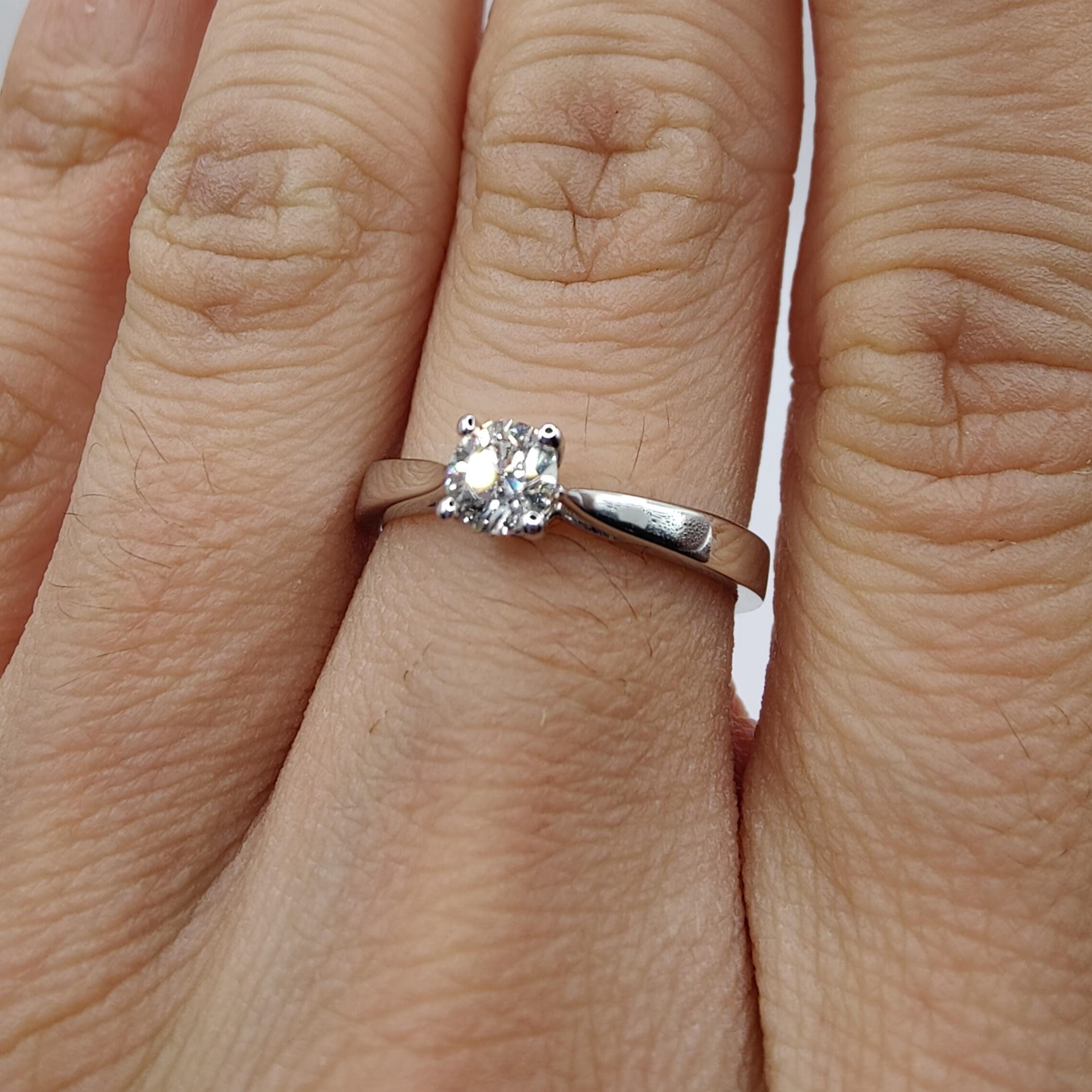 Classic Modern Solitaire Diamond Engagement Ring in 18K White Gold For Sale 2