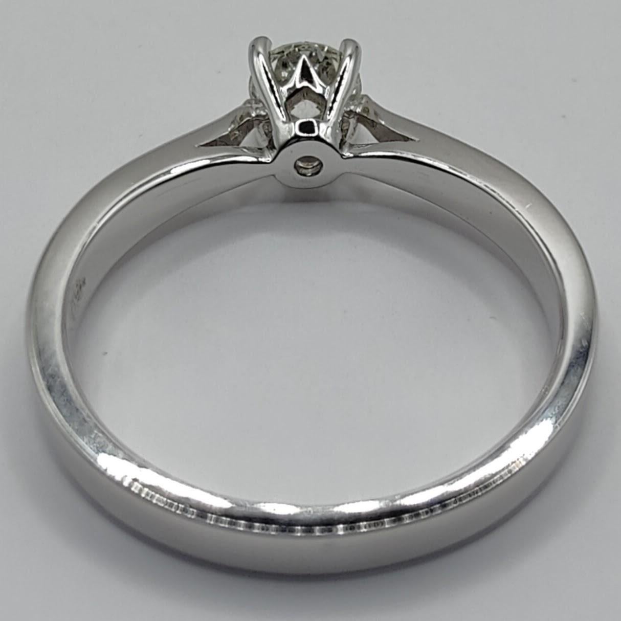 Classic Modern Solitaire Diamond Engagement Ring in 18K White Gold In New Condition For Sale In Wan Chai District, HK